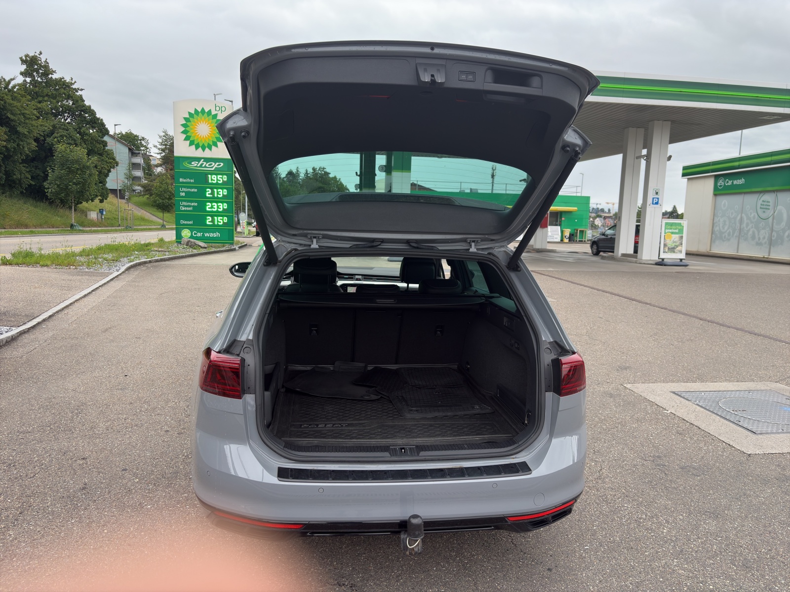 VW Passat Variant 2.0 TSI R-Line Design DSG 4m-image-17