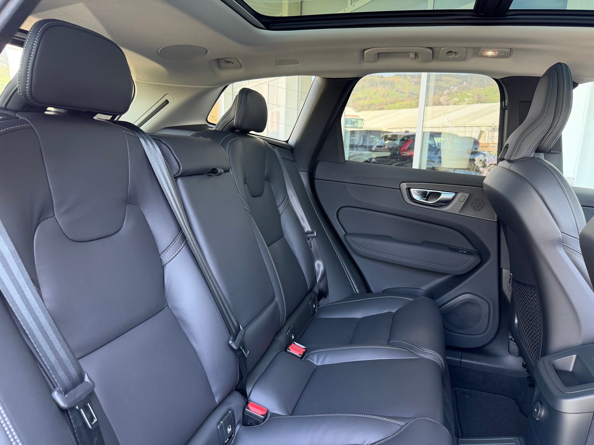 VOLVO XC60 T8 eAWD PluginHybrid Ultra Dark Geartronic-image-4