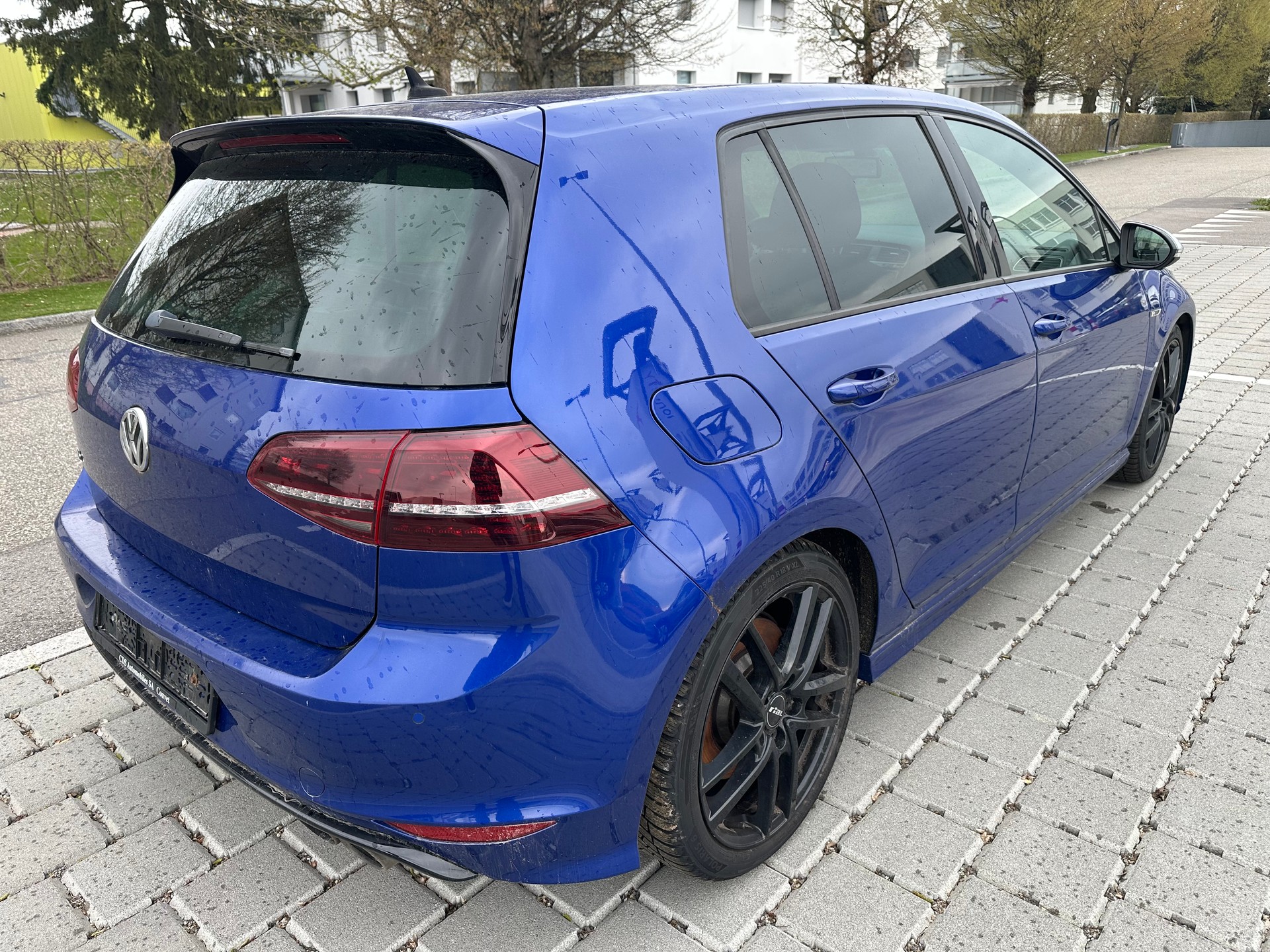 VW Golf 2.0 TSI R 4Motion-image-3