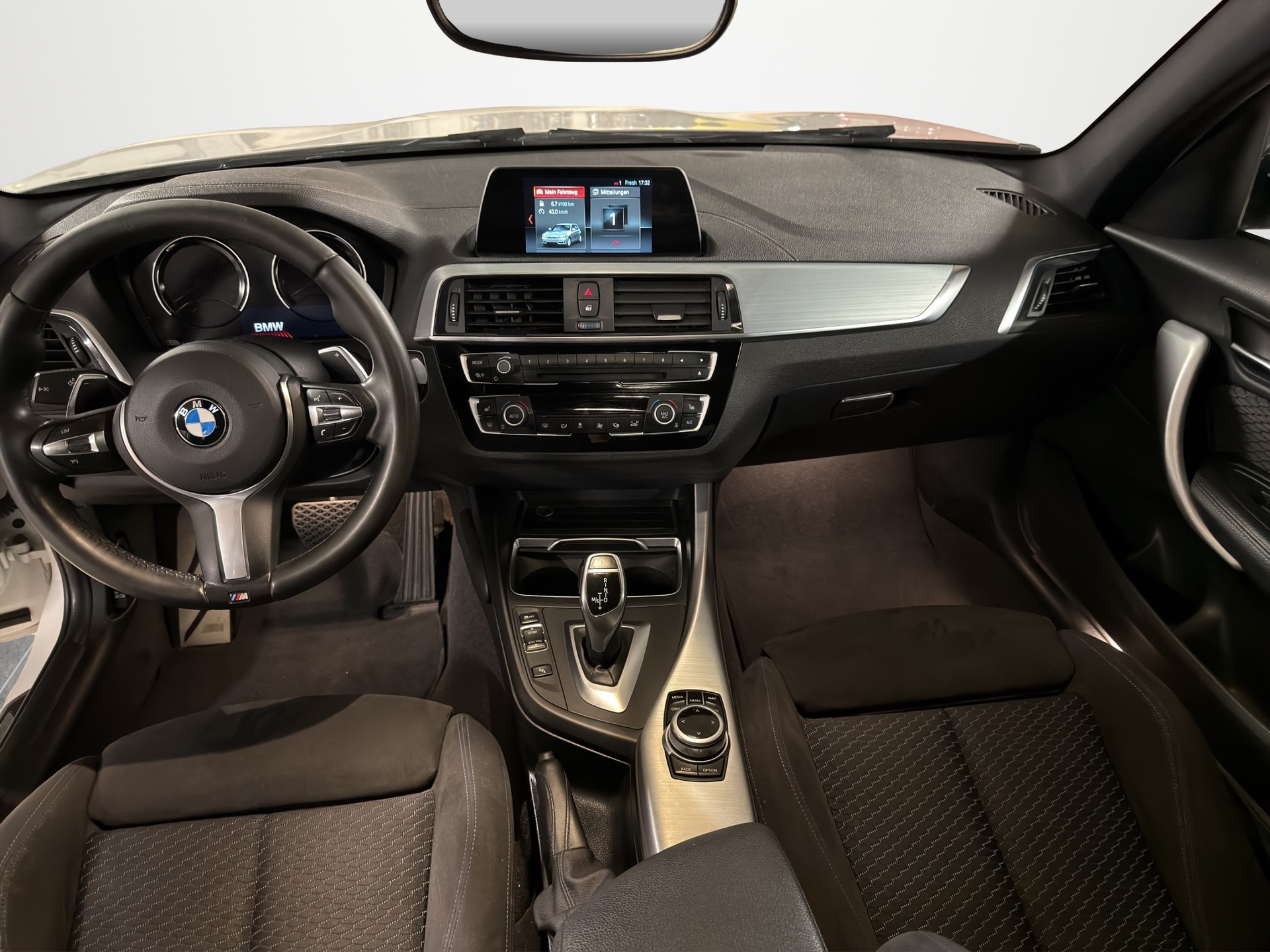 BMW 120d xDrive Edition M Sport Steptronic-image-10