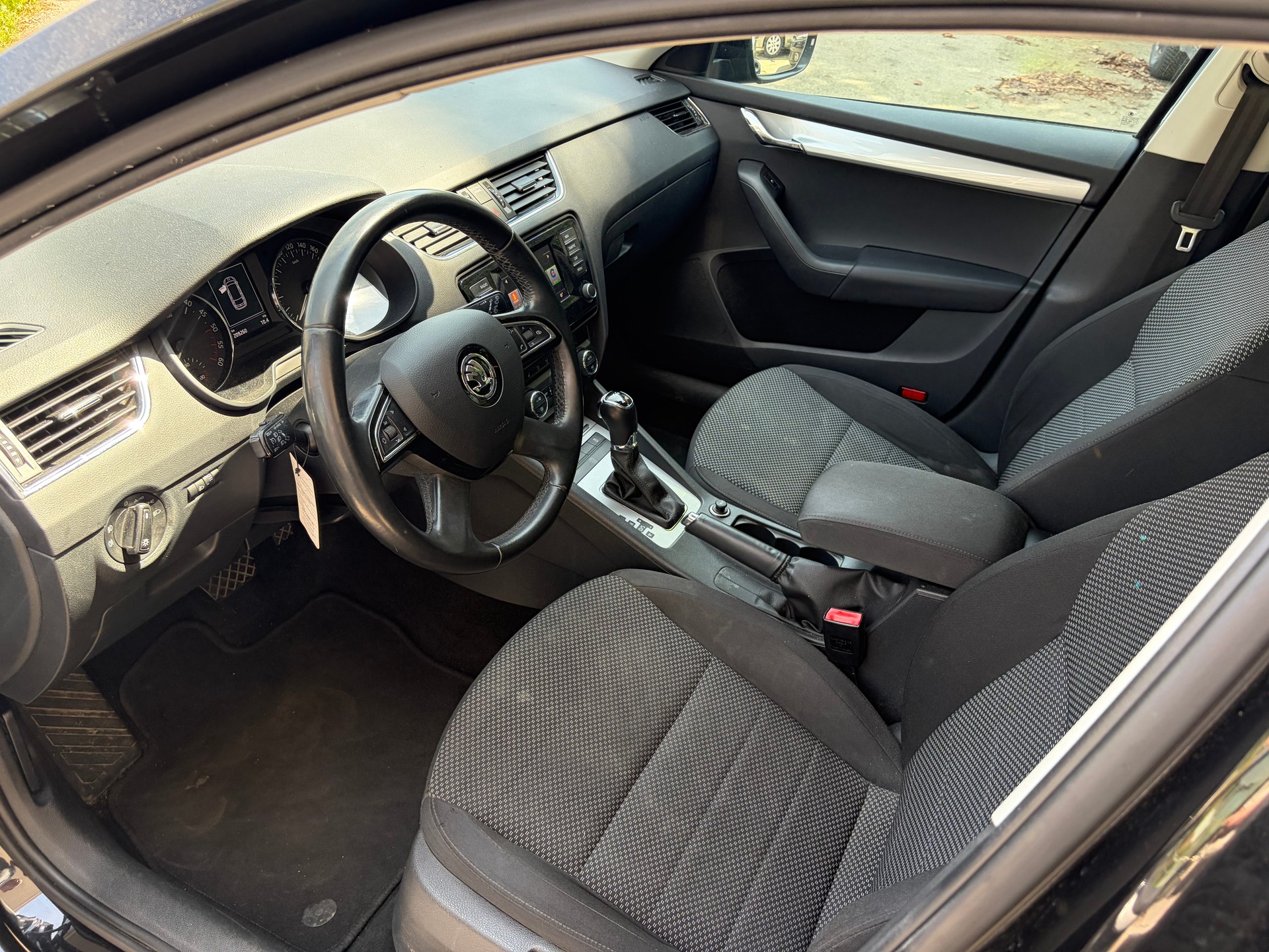 SKODA Octavia Combi 2.0 TDI Ambition 4x4 DSG-image-9