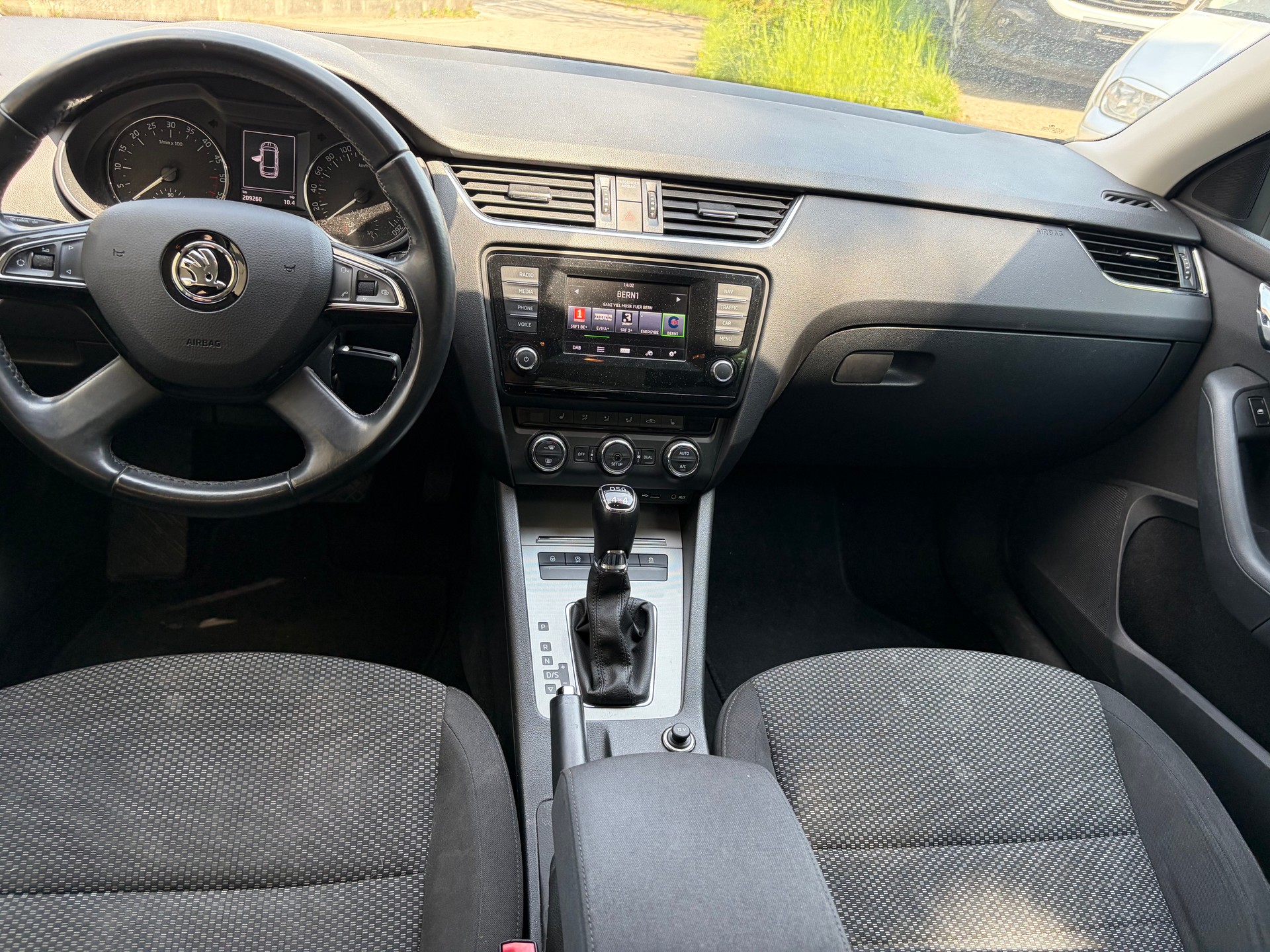 SKODA Octavia Combi 2.0 TDI Ambition 4x4 DSG-image-8