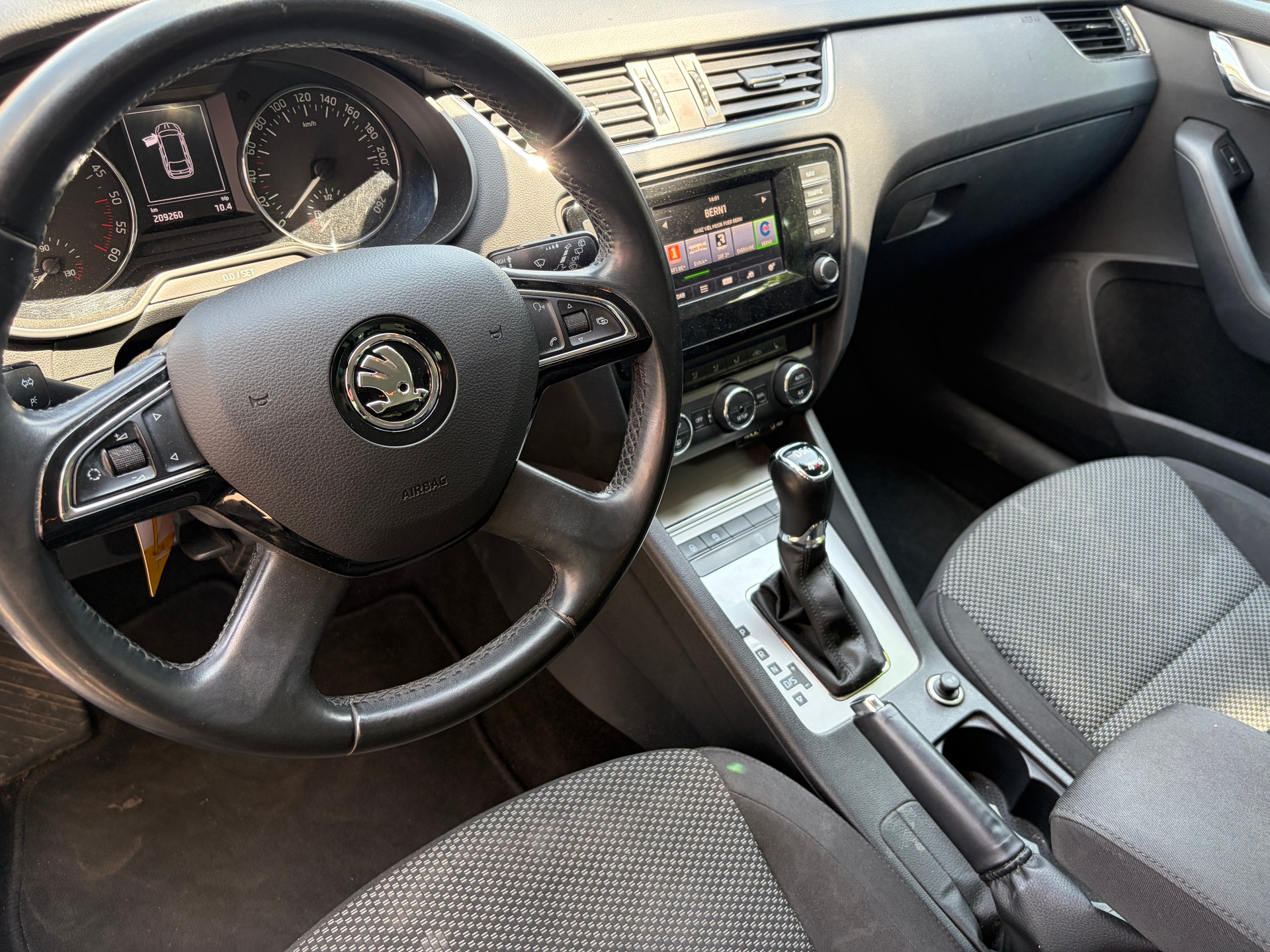 SKODA Octavia Combi 2.0 TDI Ambition 4x4 DSG-image-10