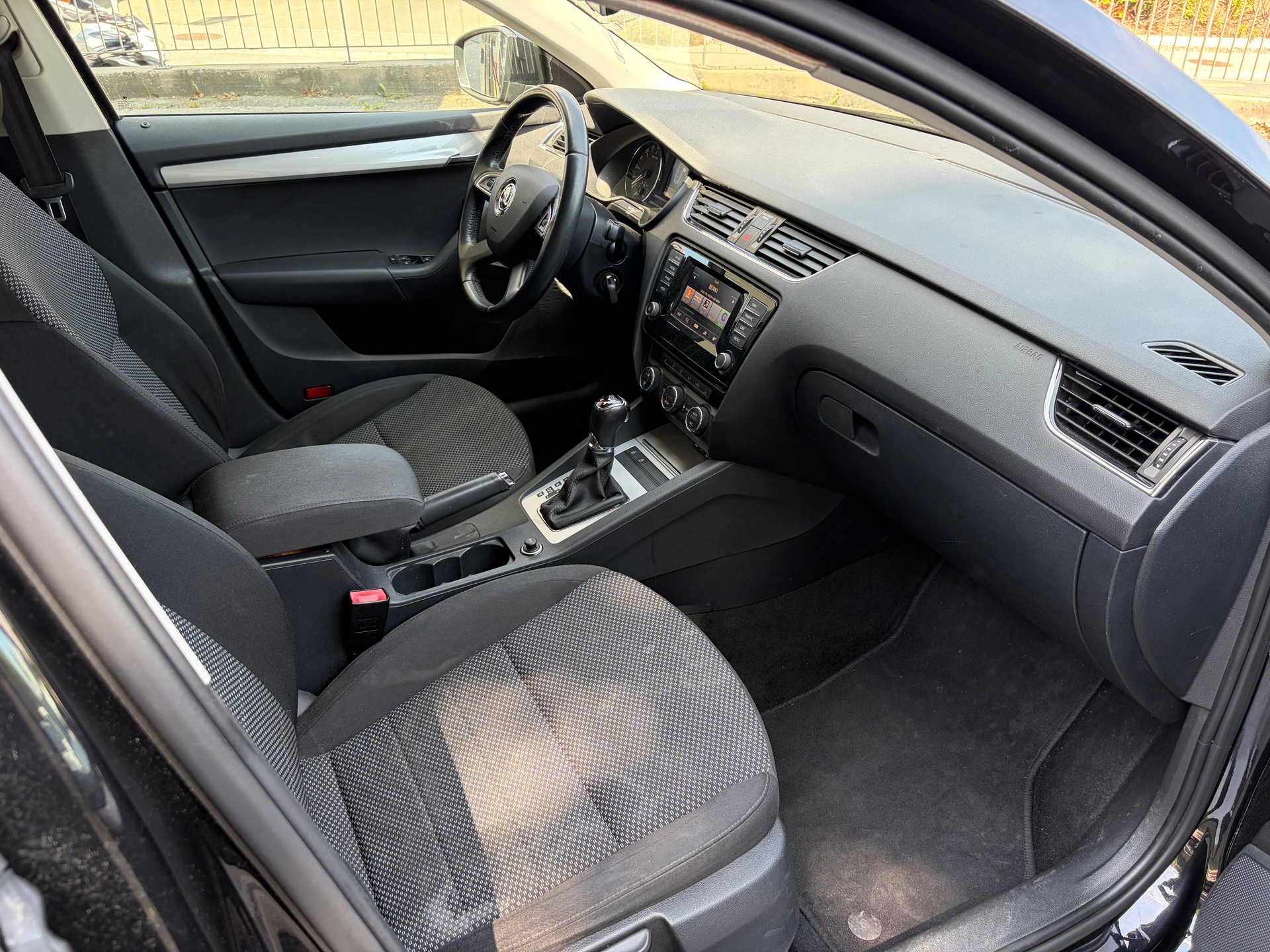 SKODA Octavia Combi 2.0 TDI Ambition 4x4 DSG-image-11