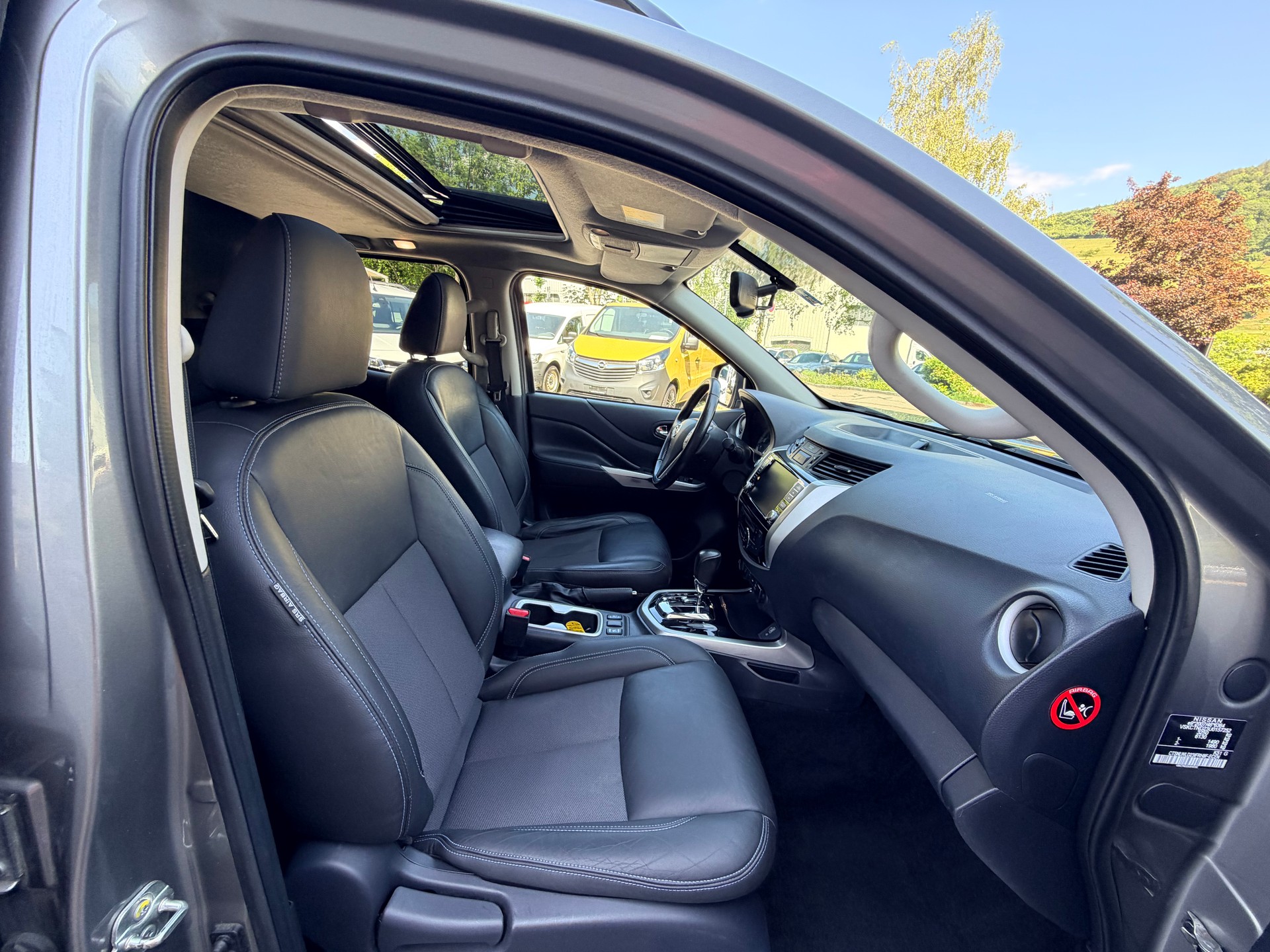 NISSAN Navara Double Cab N-Guard 2.3 dCi 4WD-image-8