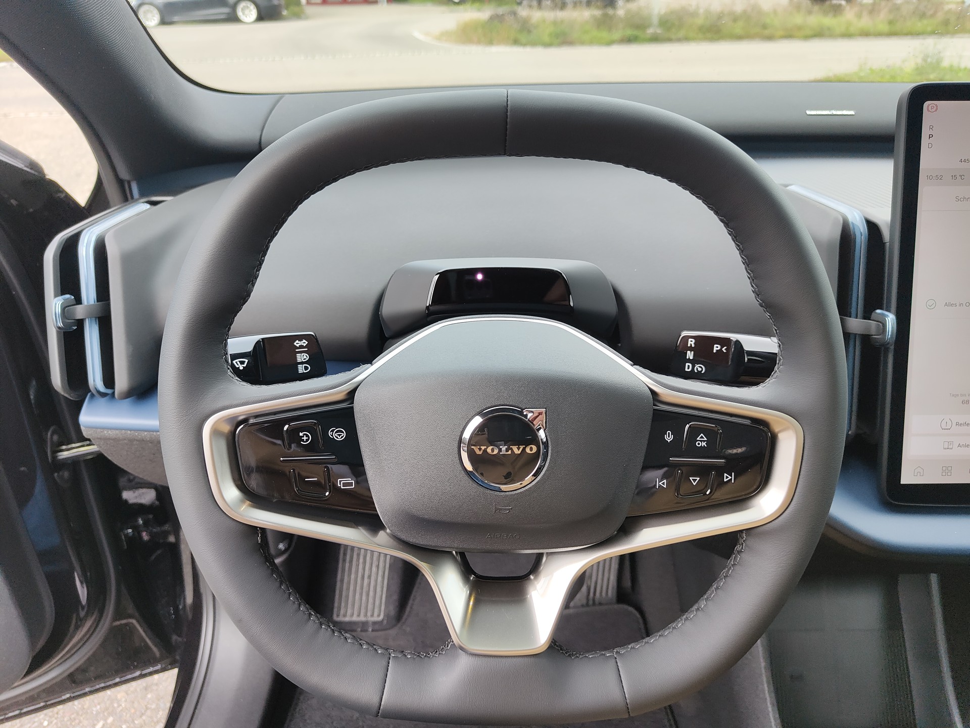 VOLVO EX30 E60 69kWh Twin Black Edition-image-9