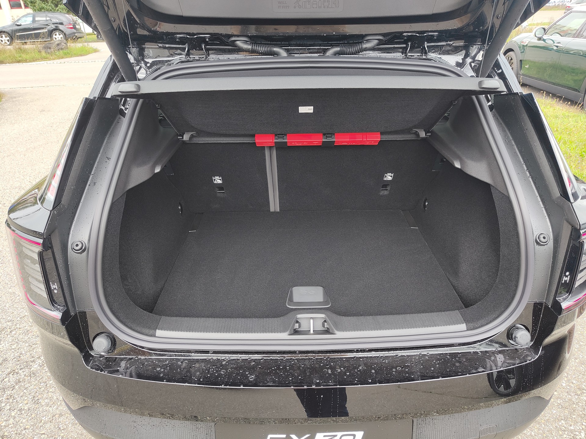 VOLVO EX30 E60 69kWh Twin Black Edition-image-15