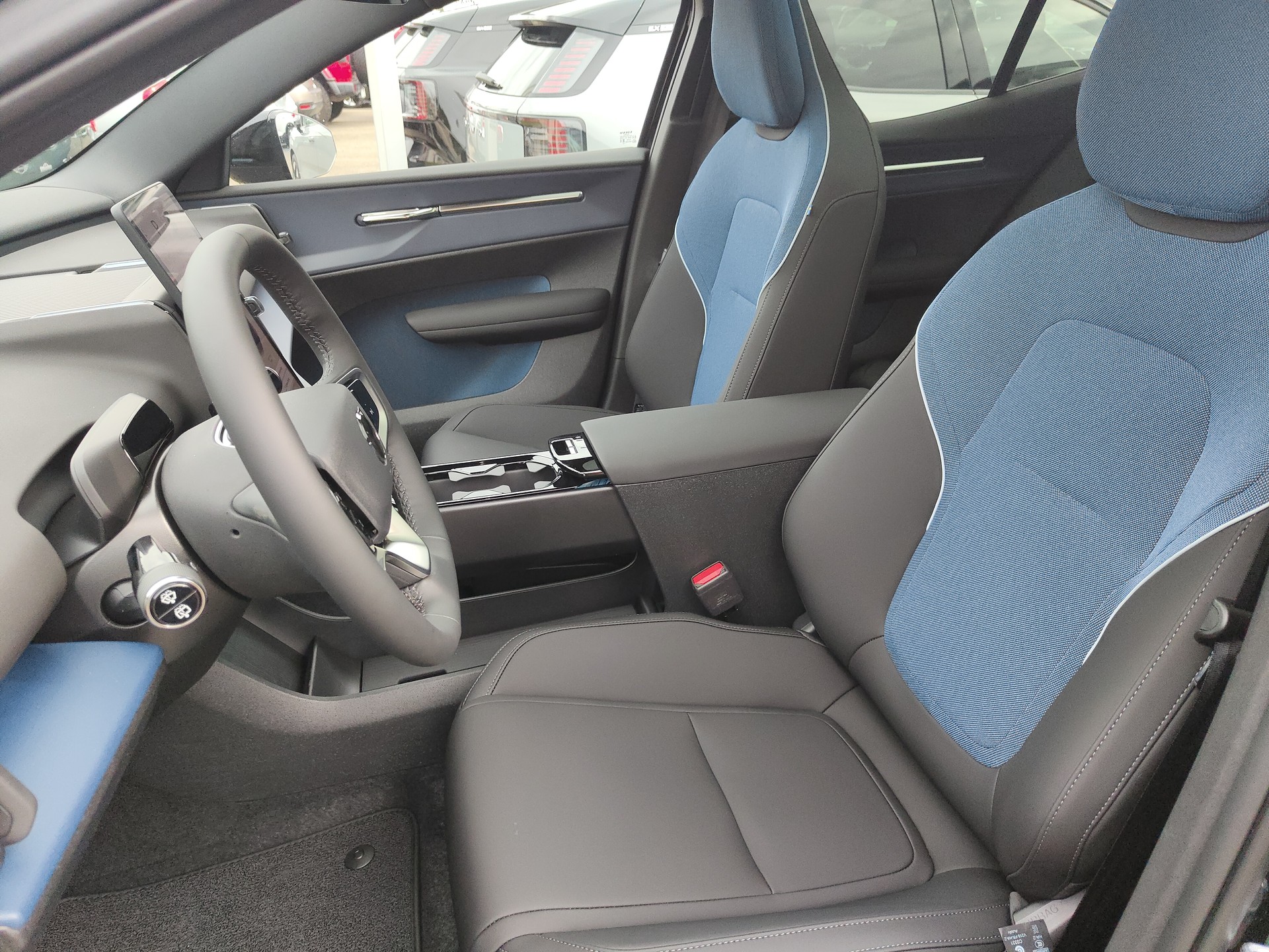 VOLVO EX30 E60 69kWh Twin Black Edition-image-7