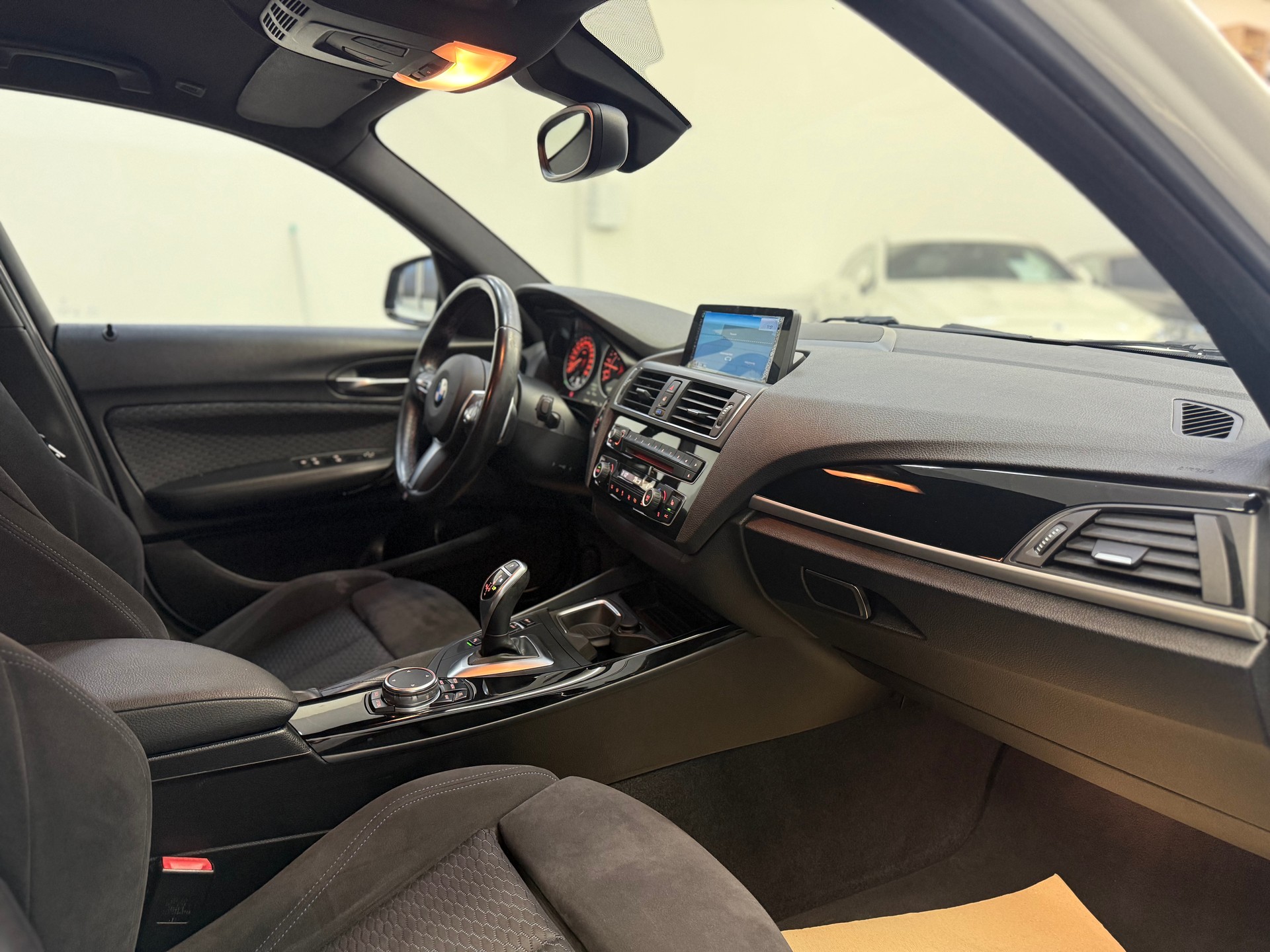 BMW M135i xDrive Steptronic-image-17