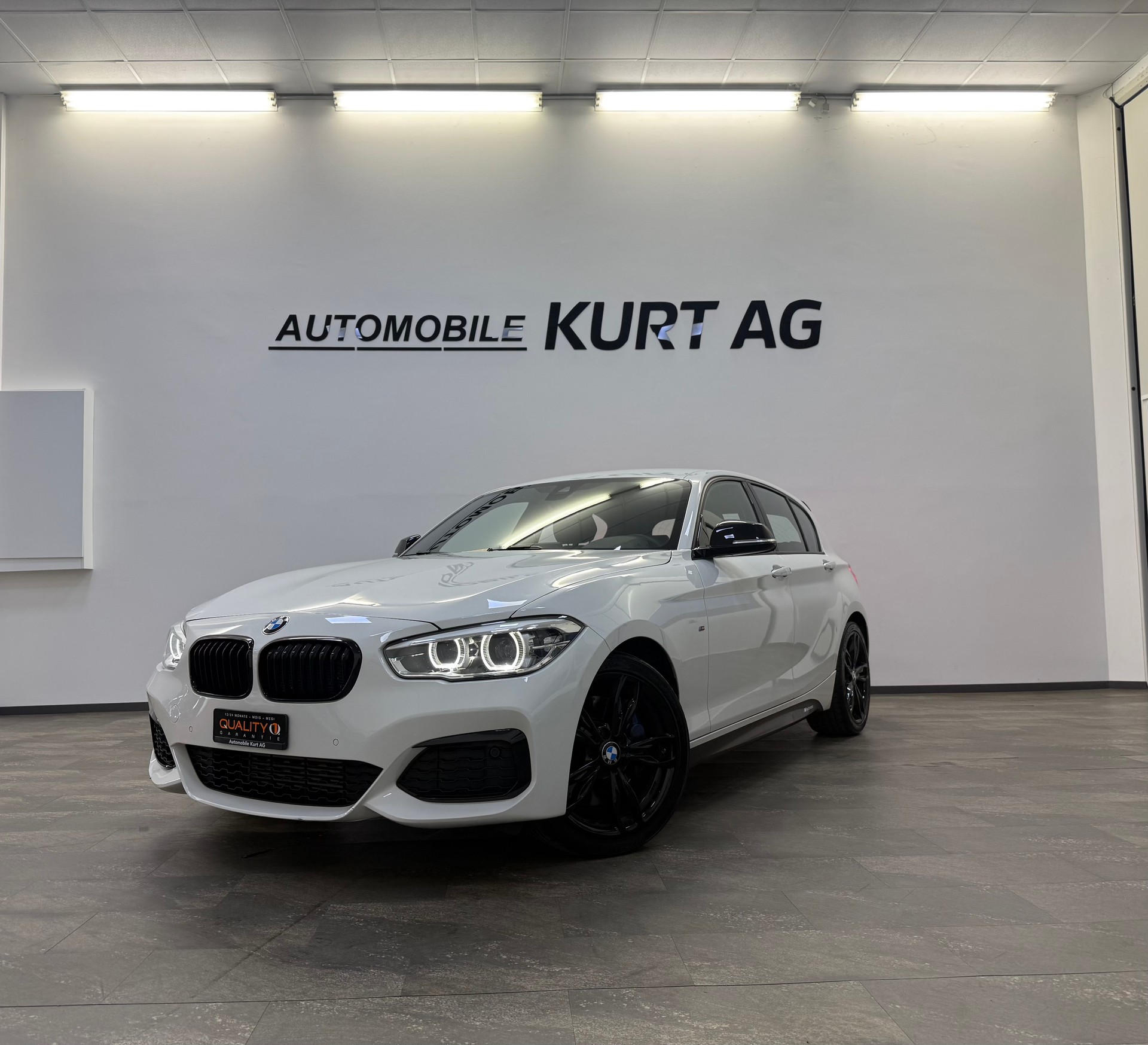 BMW M135i xDrive Steptronic-showroom-element-1