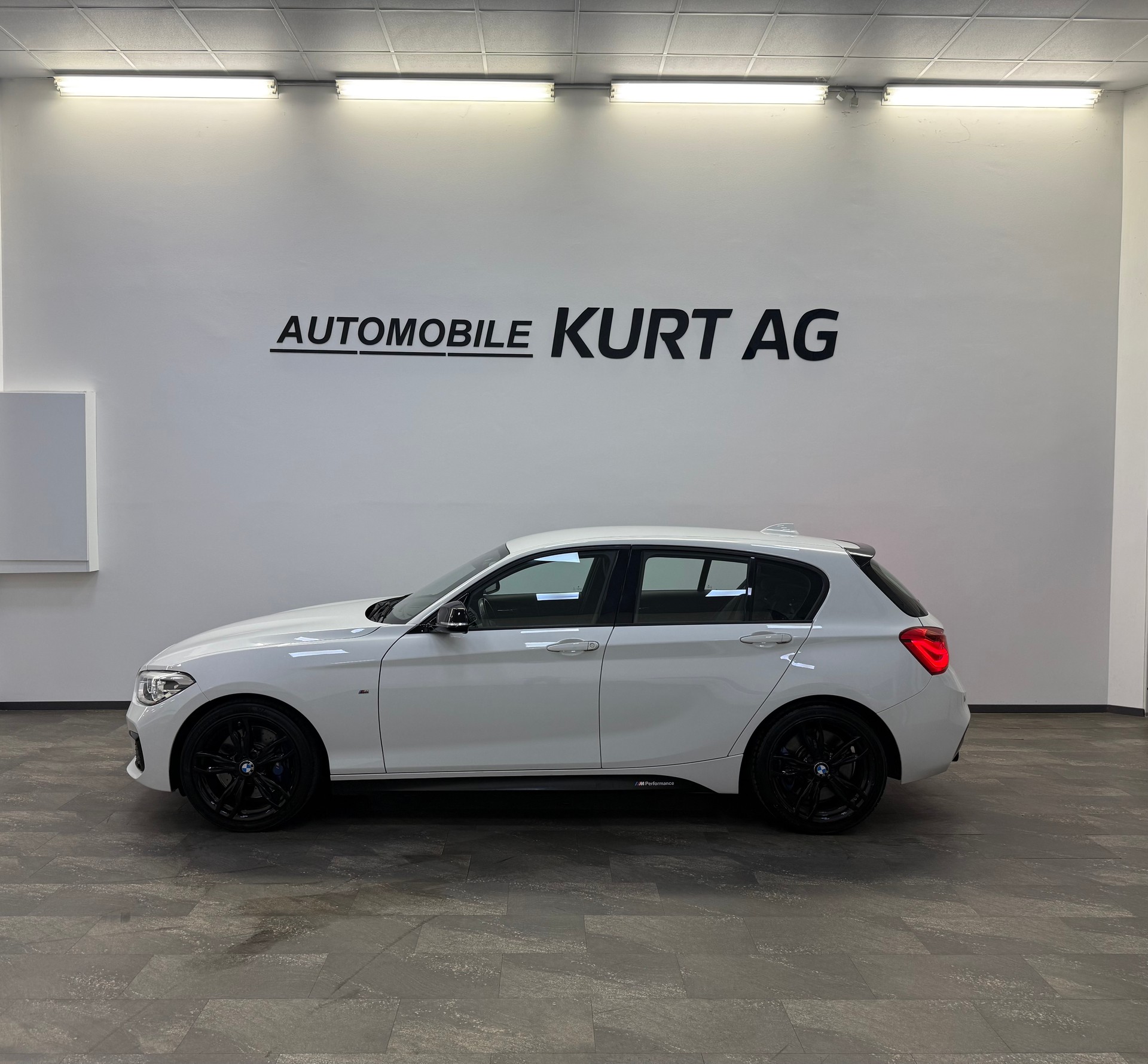 BMW M135i xDrive Steptronic-showroom-element-3