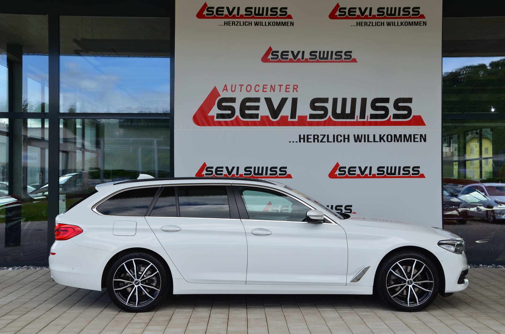 BMW 520d xDrive Touring Steptronic*Frisch ab MFK,1 Jahr oder 20'000km Garantie*-showroom-element-2