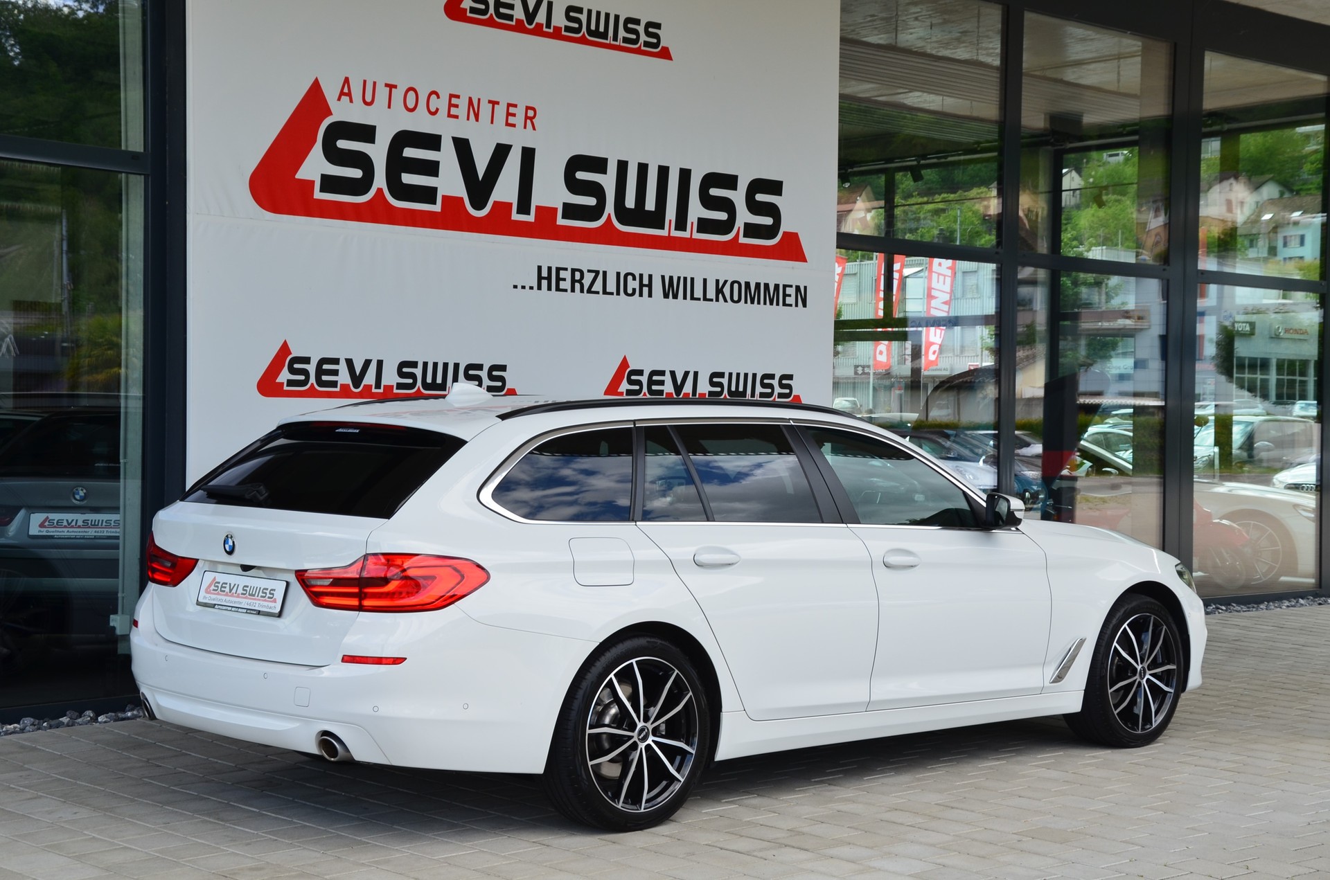 BMW 520d xDrive Touring Steptronic*Frisch ab MFK,1 Jahr oder 20'000km Garantie*-showroom-element-3