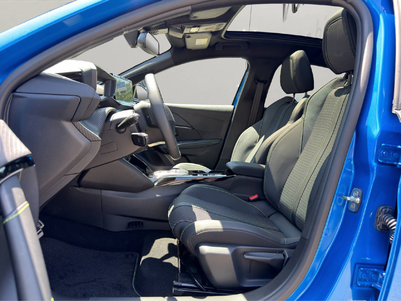 PEUGEOT 208 1.2 Hybrid 145 GT-showroom-element-3