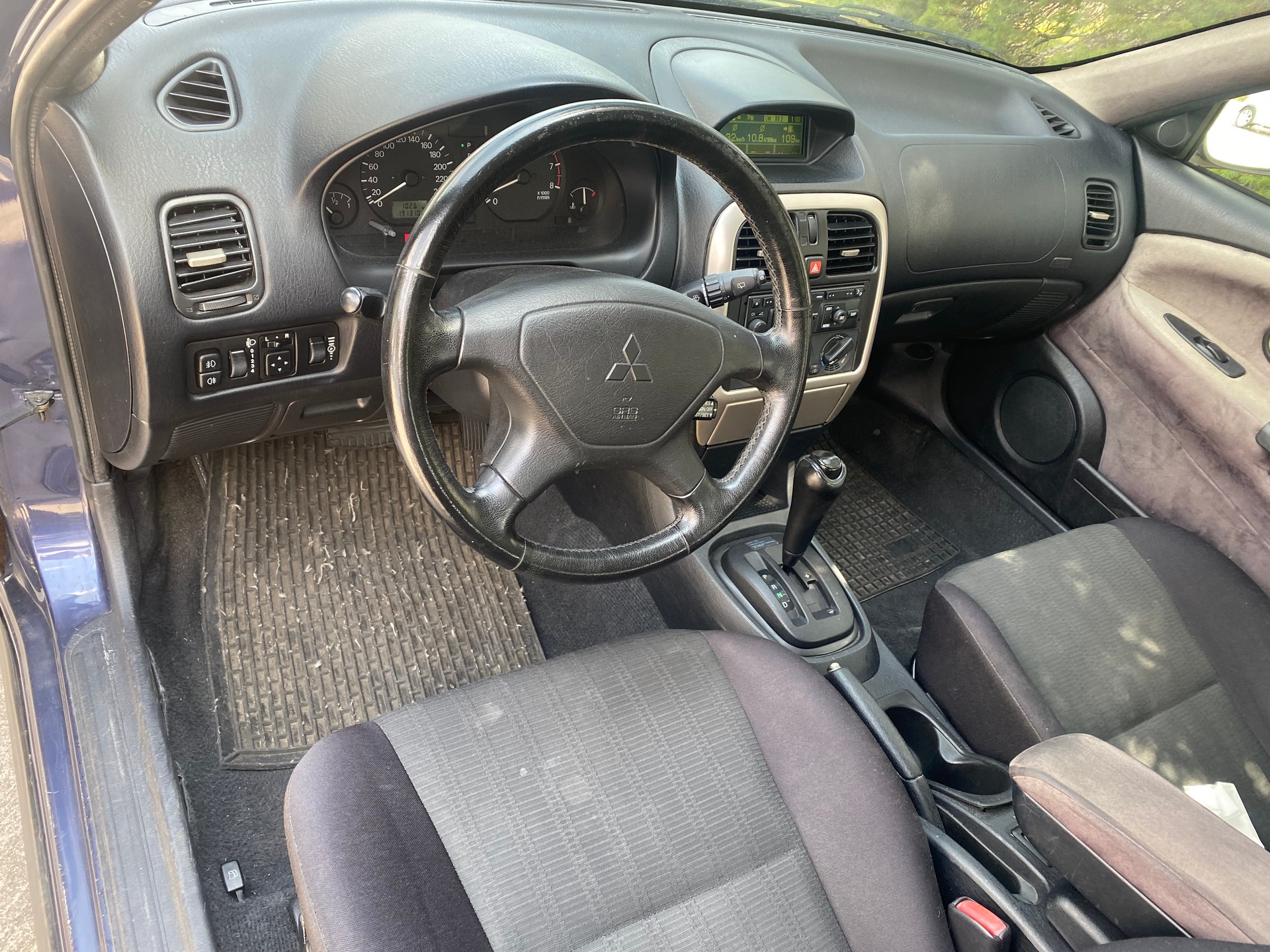 MITSUBISHI CARISMA-image-5