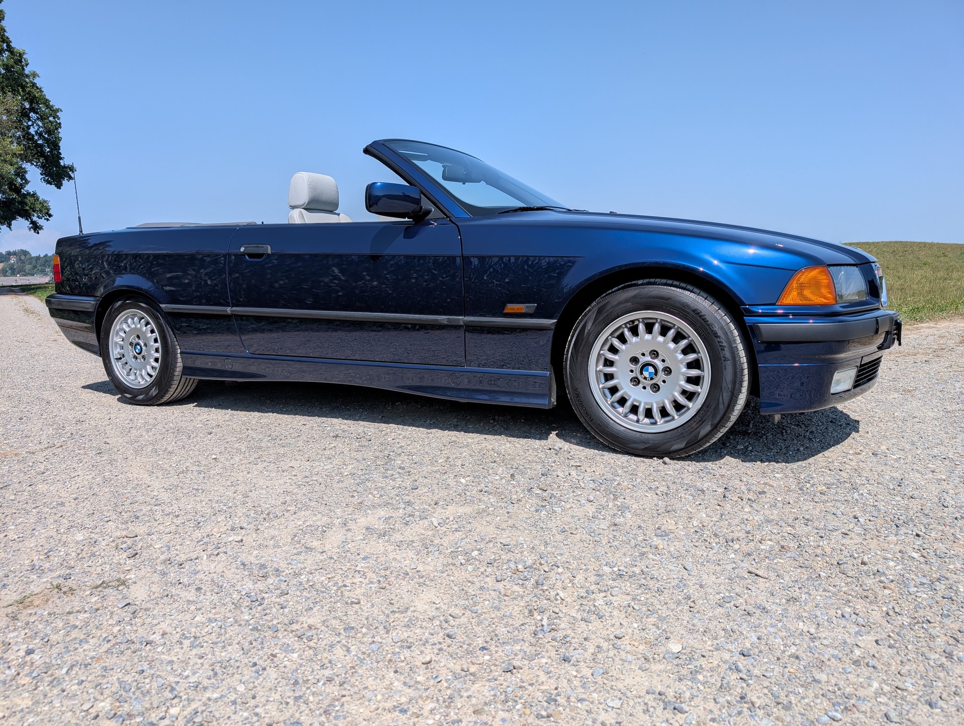 BMW 320i Cabrio-image-3