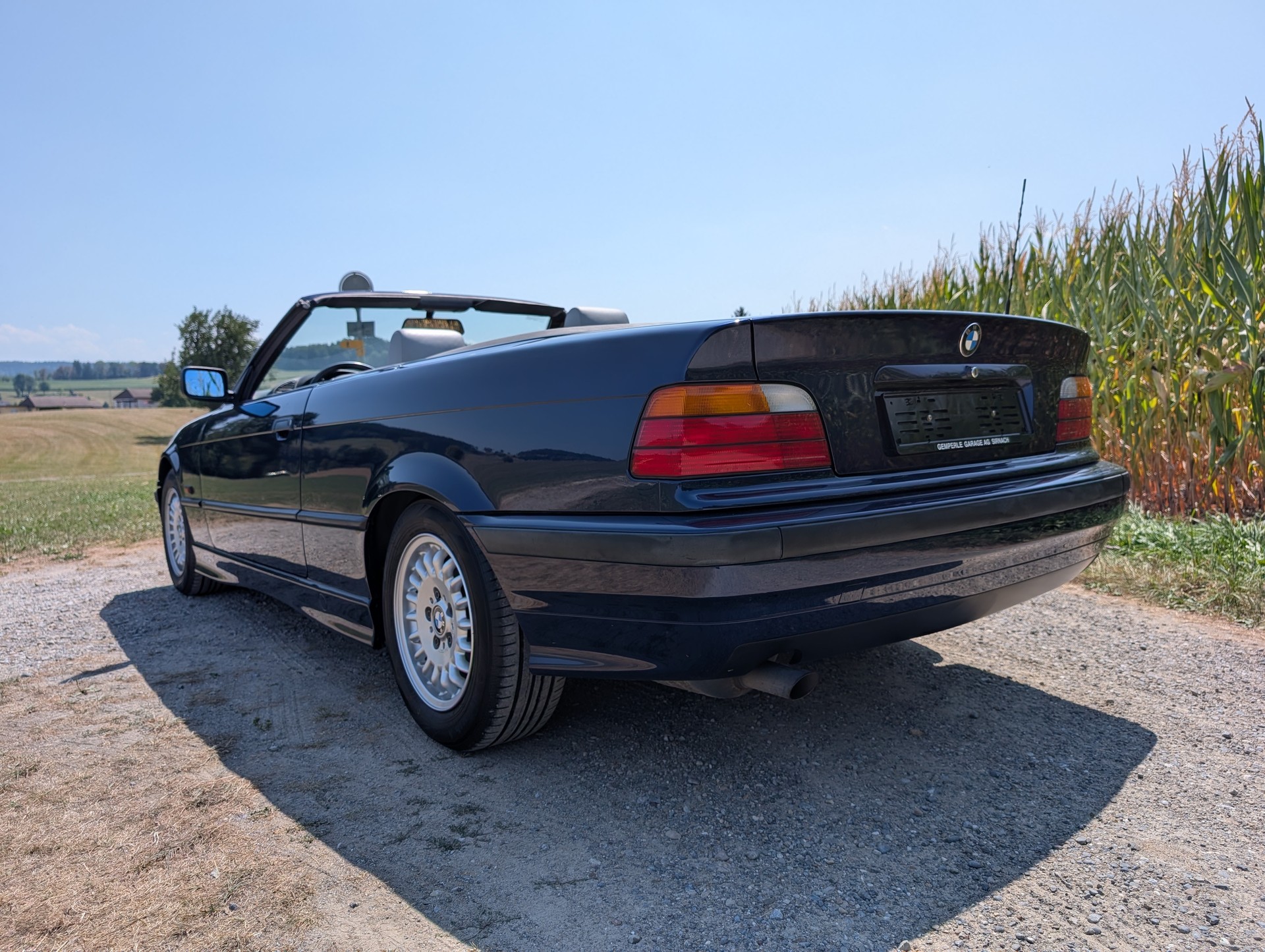 BMW 320i Cabrio-image-1