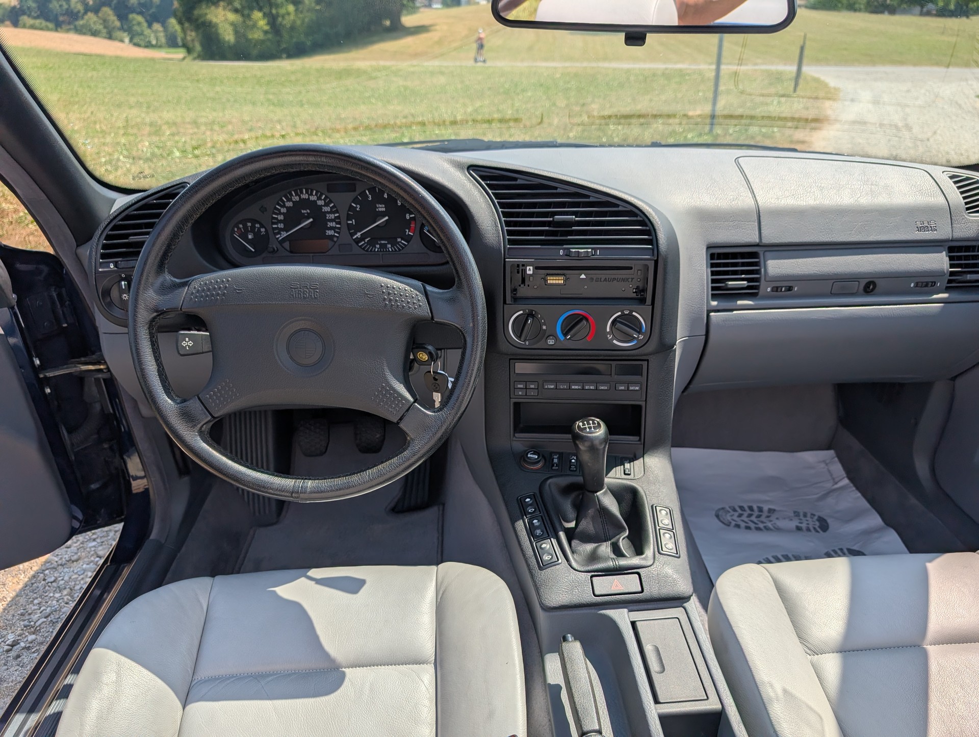 BMW 320i Cabrio-image-9