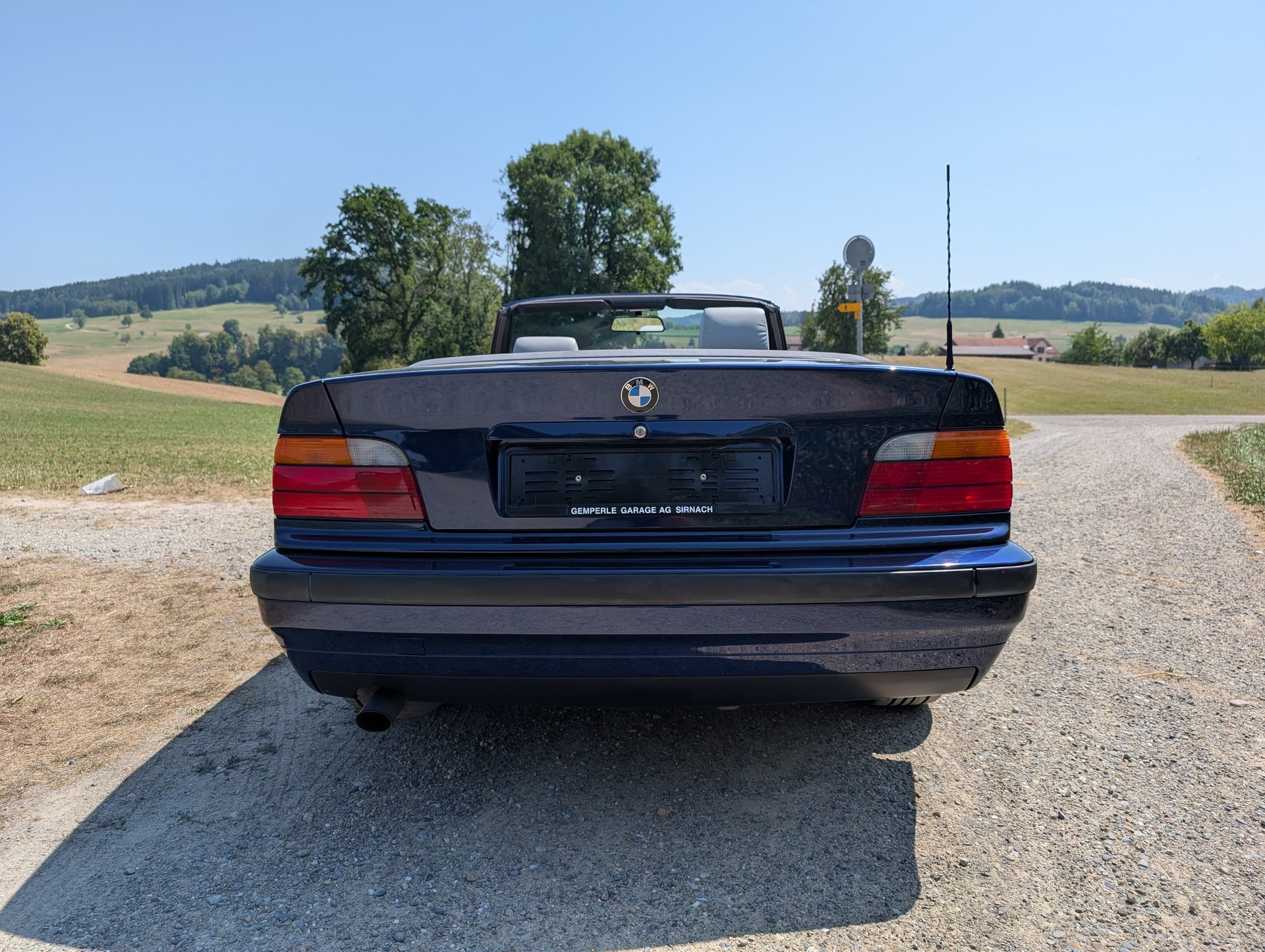 BMW 320i Cabrio-image-5