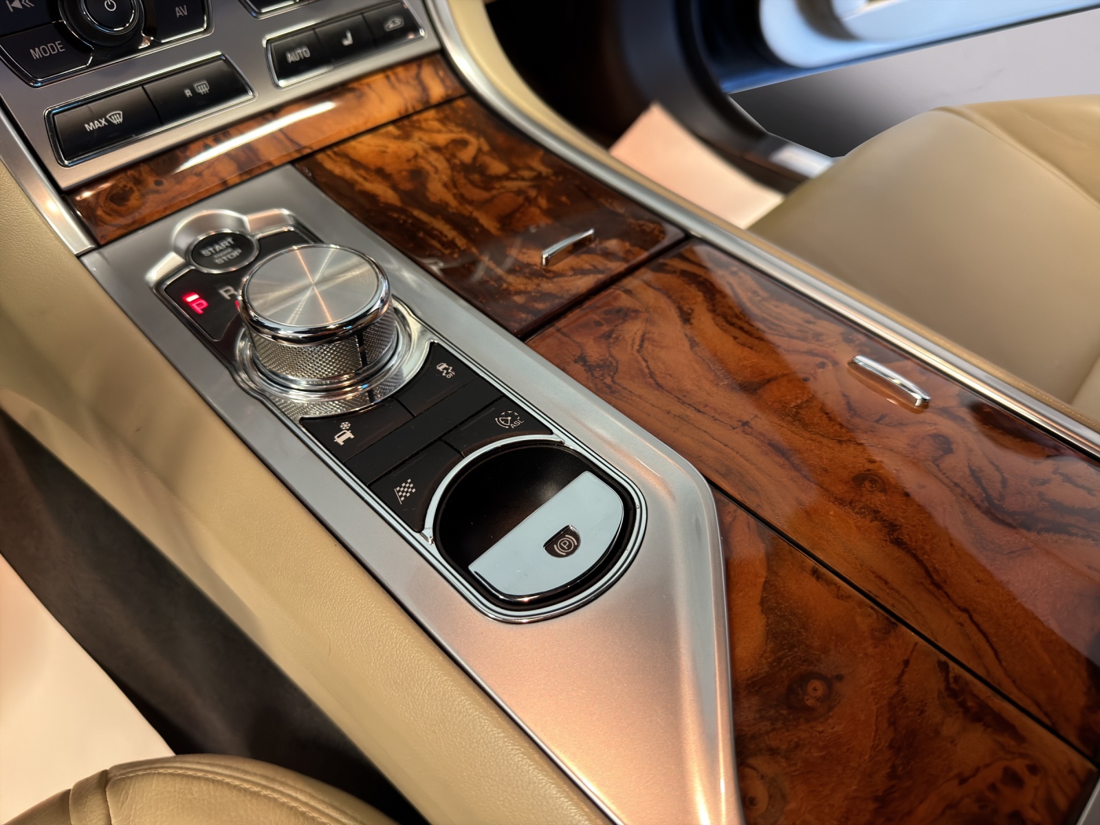 JAGUAR XF 3.0 V6 S/C 4x4-image-13