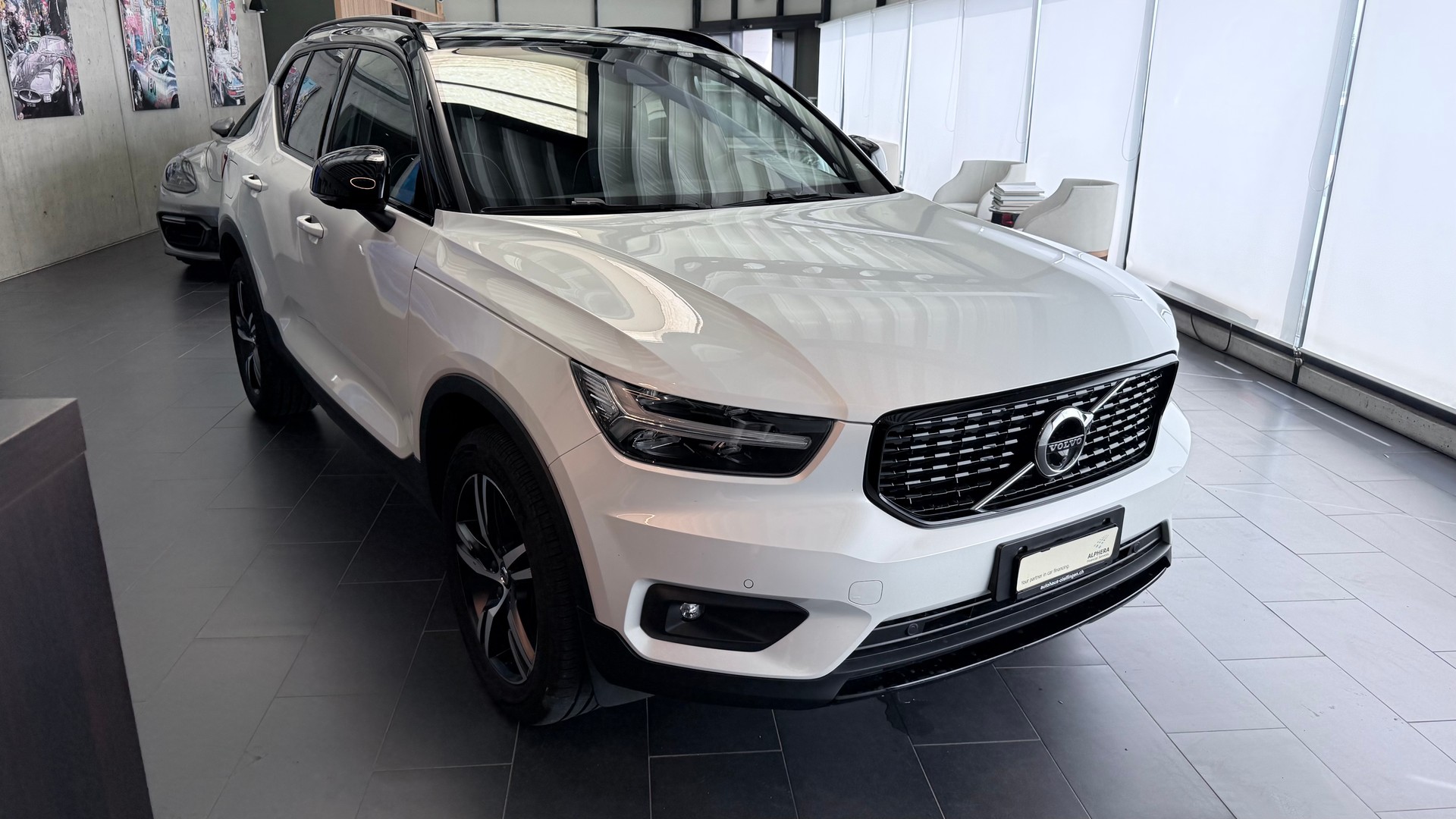 VOLVO XC40 2.0 T4 R-Design-showroom-element-1