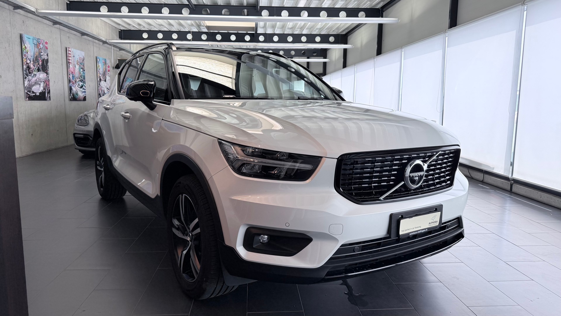 VOLVO XC40 2.0 T4 R-Design-showroom-element-2