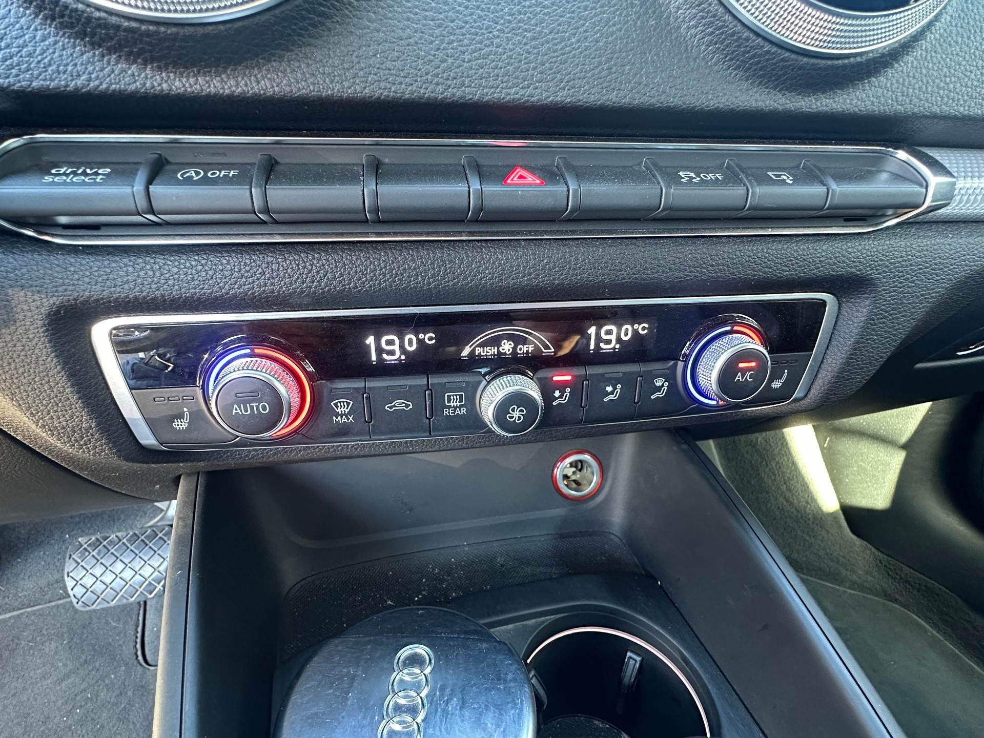 AUDI A3 Cabriolet 1.8 TFSI Attraction quattro S-tronic-image-15