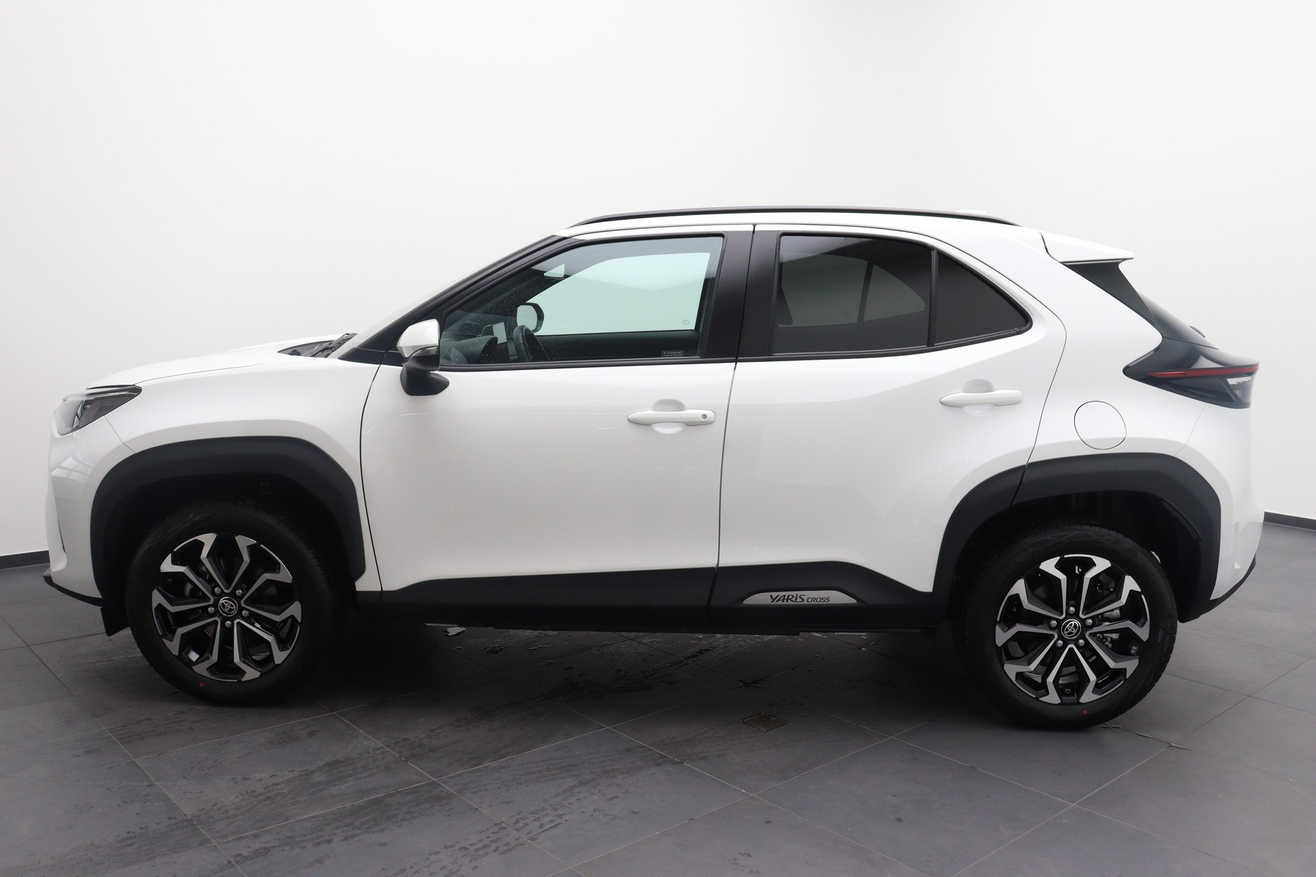TOYOTA Yaris Cross 1.5 VVT-i HSD Trend AWD-i-showroom-element-2