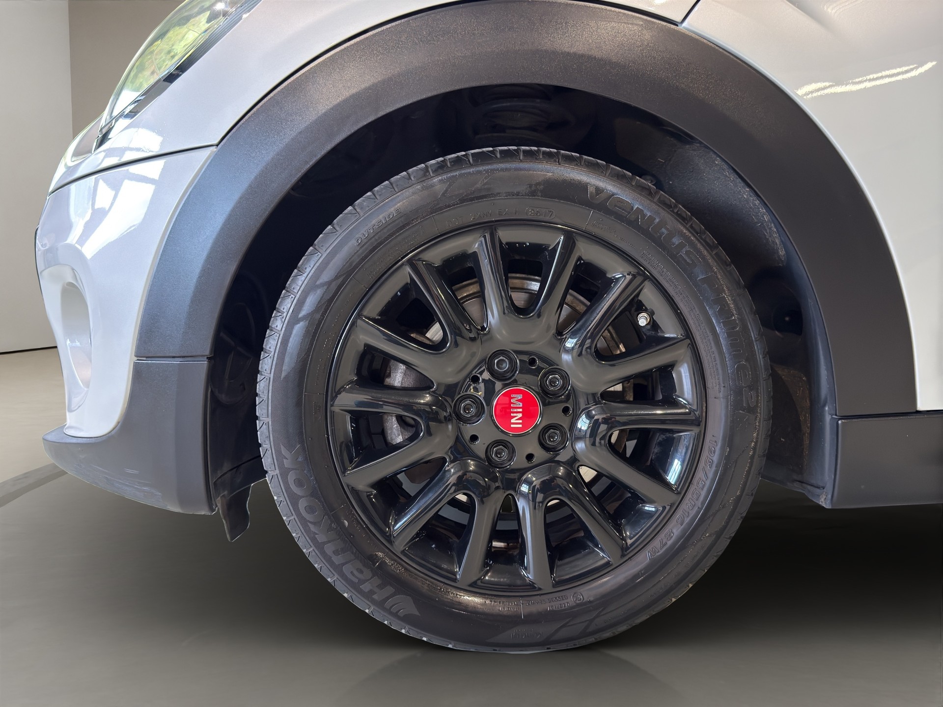 MINI Cooper-showroom-element-3