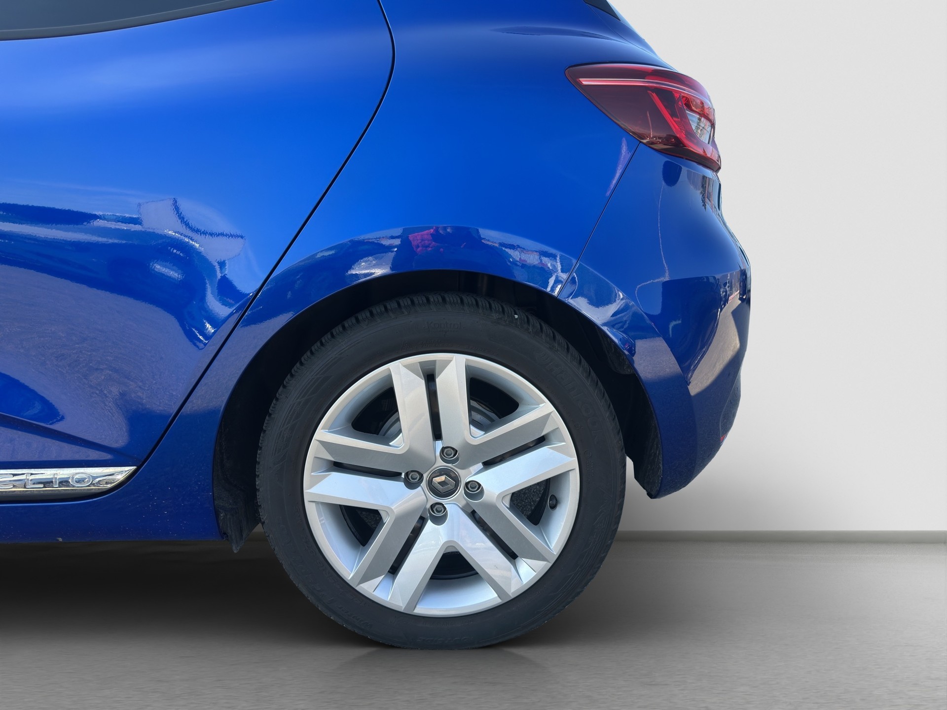 RENAULT Clio 1.6 E-Tech Zen-image-19