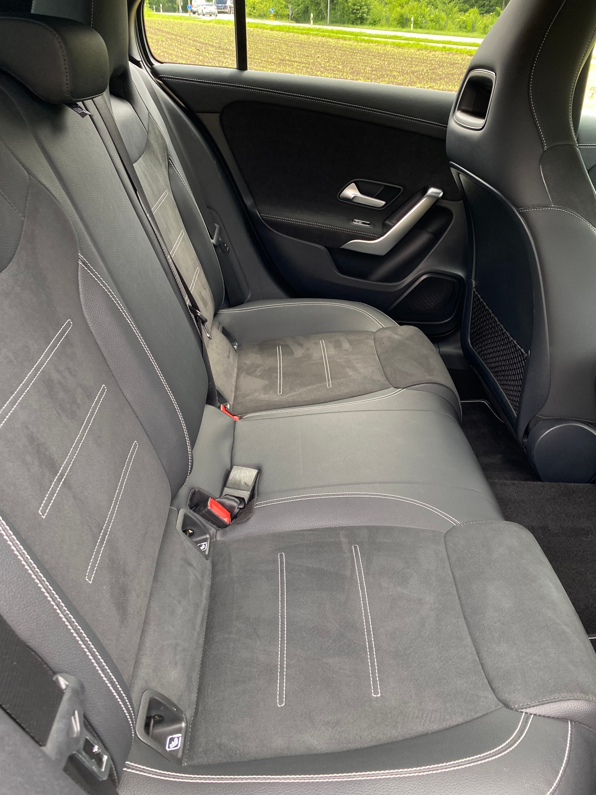 MERCEDES-BENZ A 250e AMG Line 8G-DCT-image-11