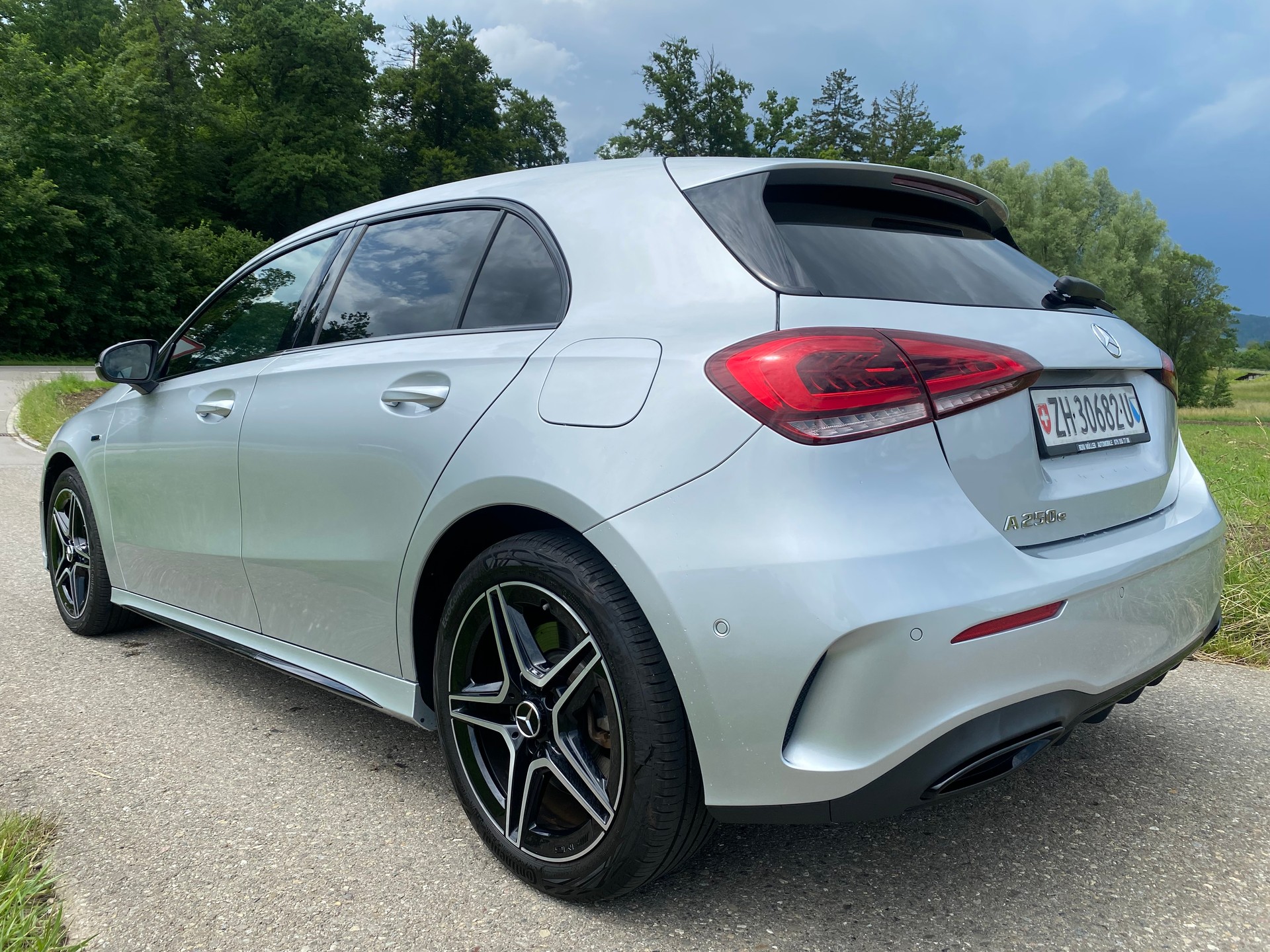 MERCEDES-BENZ A 250e AMG Line 8G-DCT-image-6