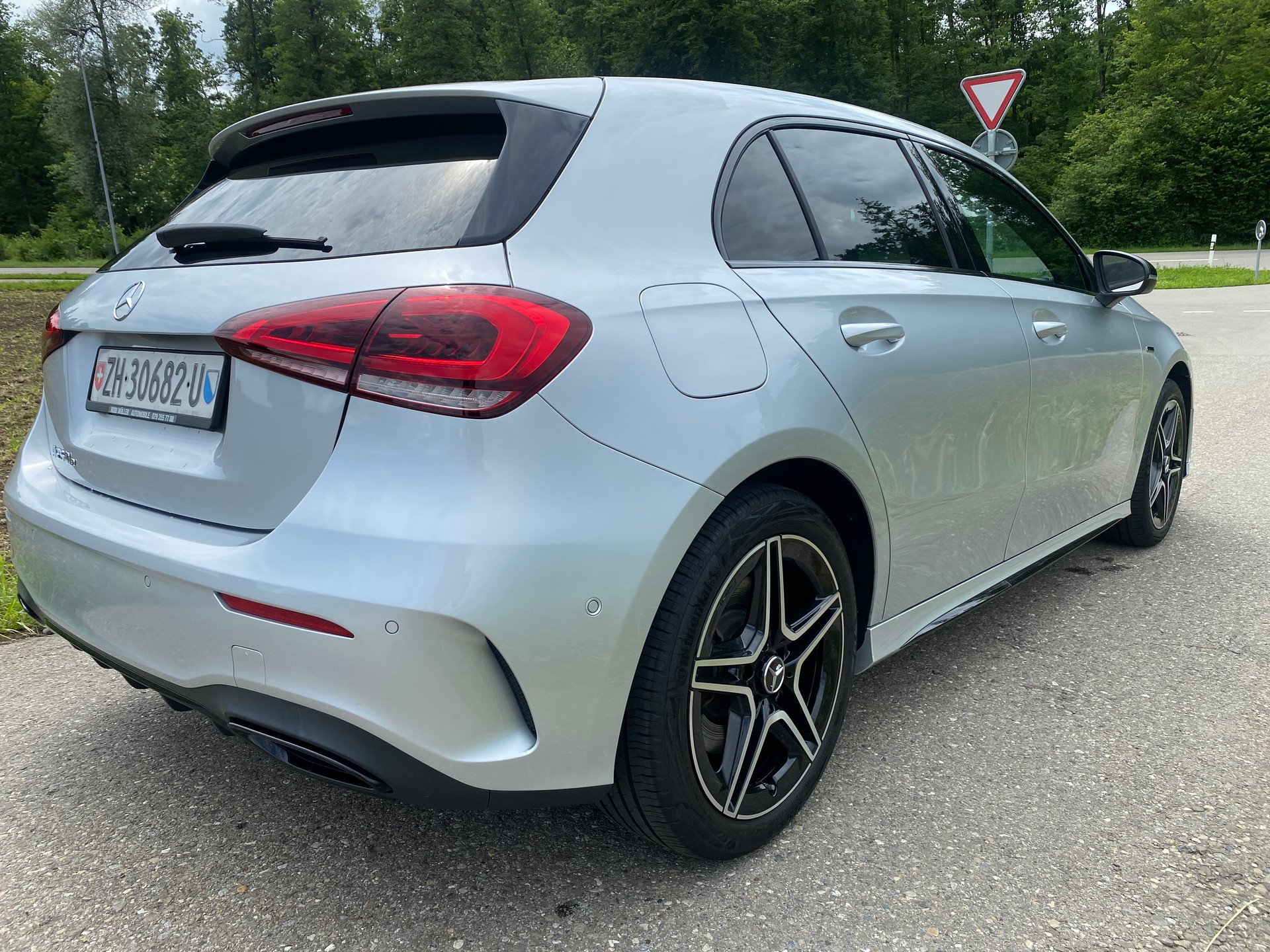 MERCEDES-BENZ A 250e AMG Line 8G-DCT-image-4
