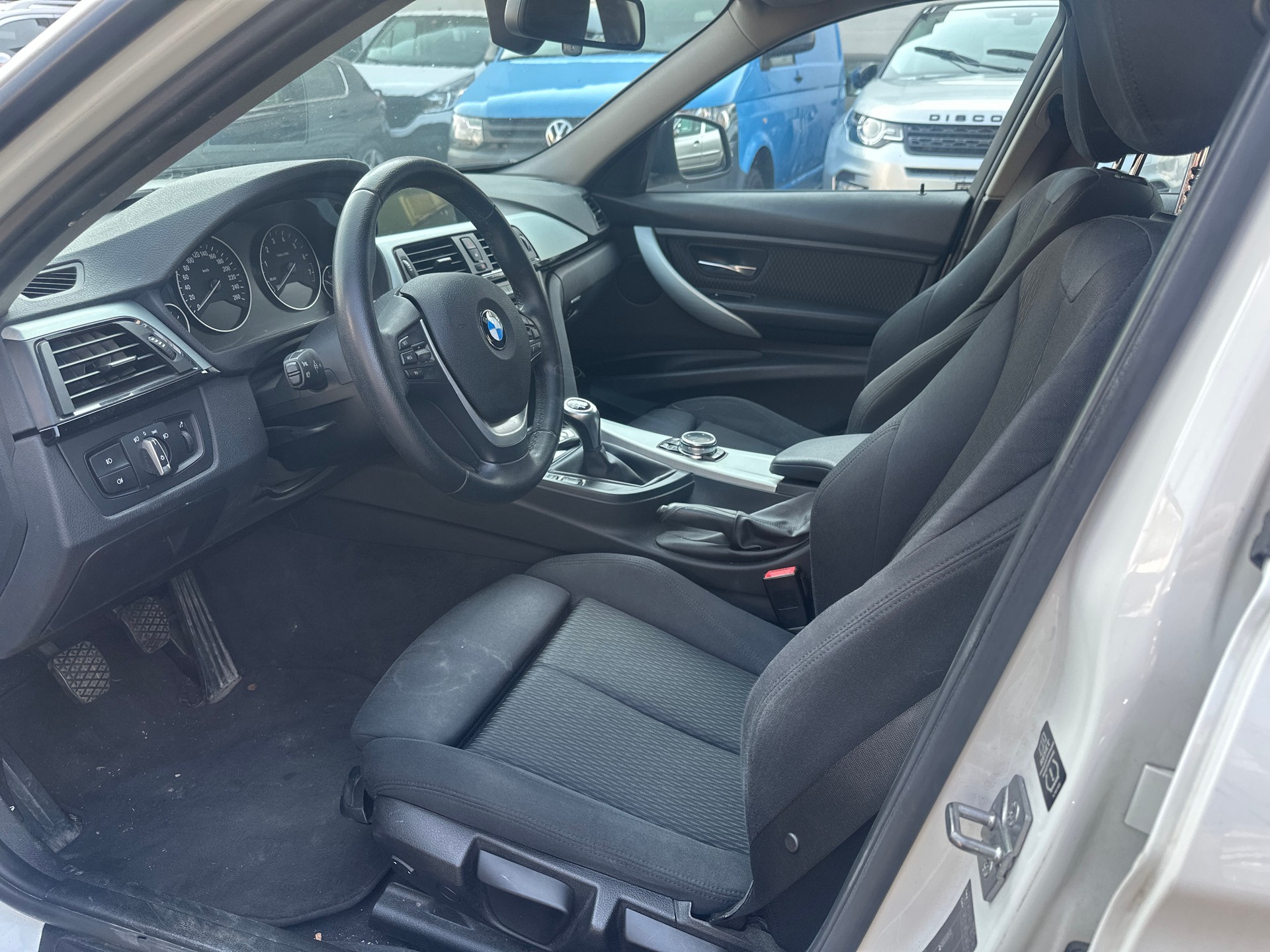 BMW 320i xDrive Touring-image-8