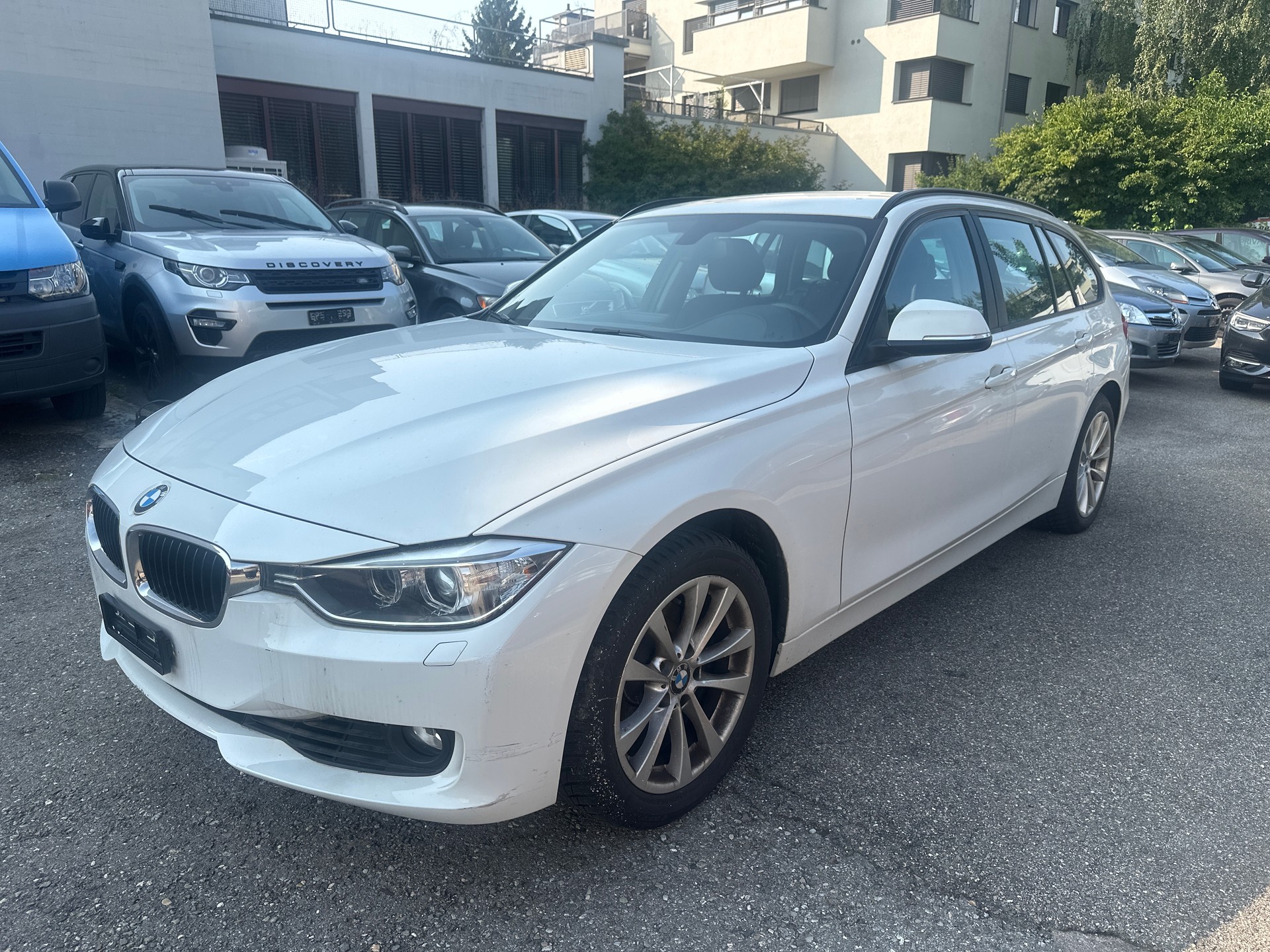 BMW 320i xDrive Touring-image-2
