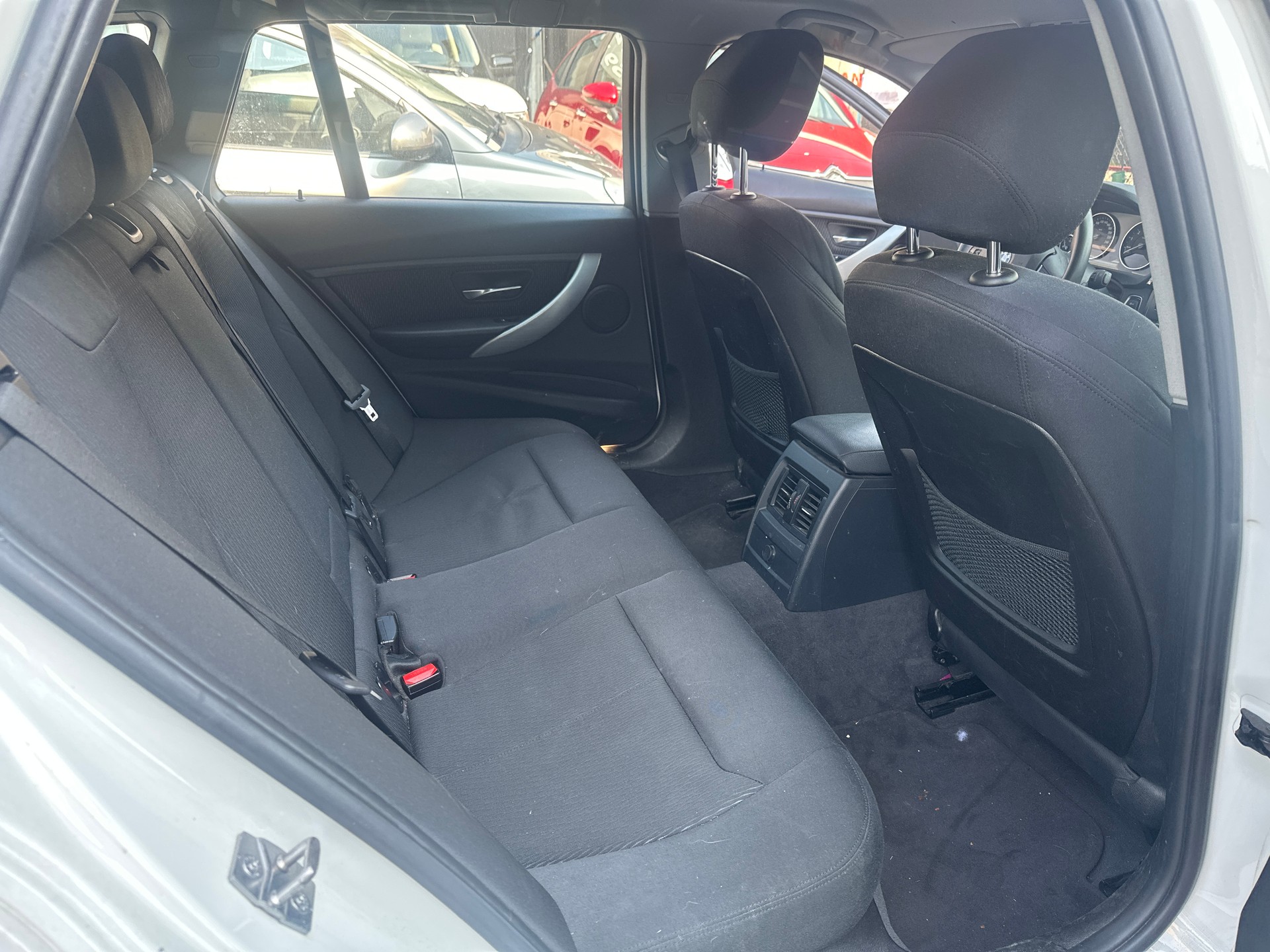 BMW 320i xDrive Touring-image-11