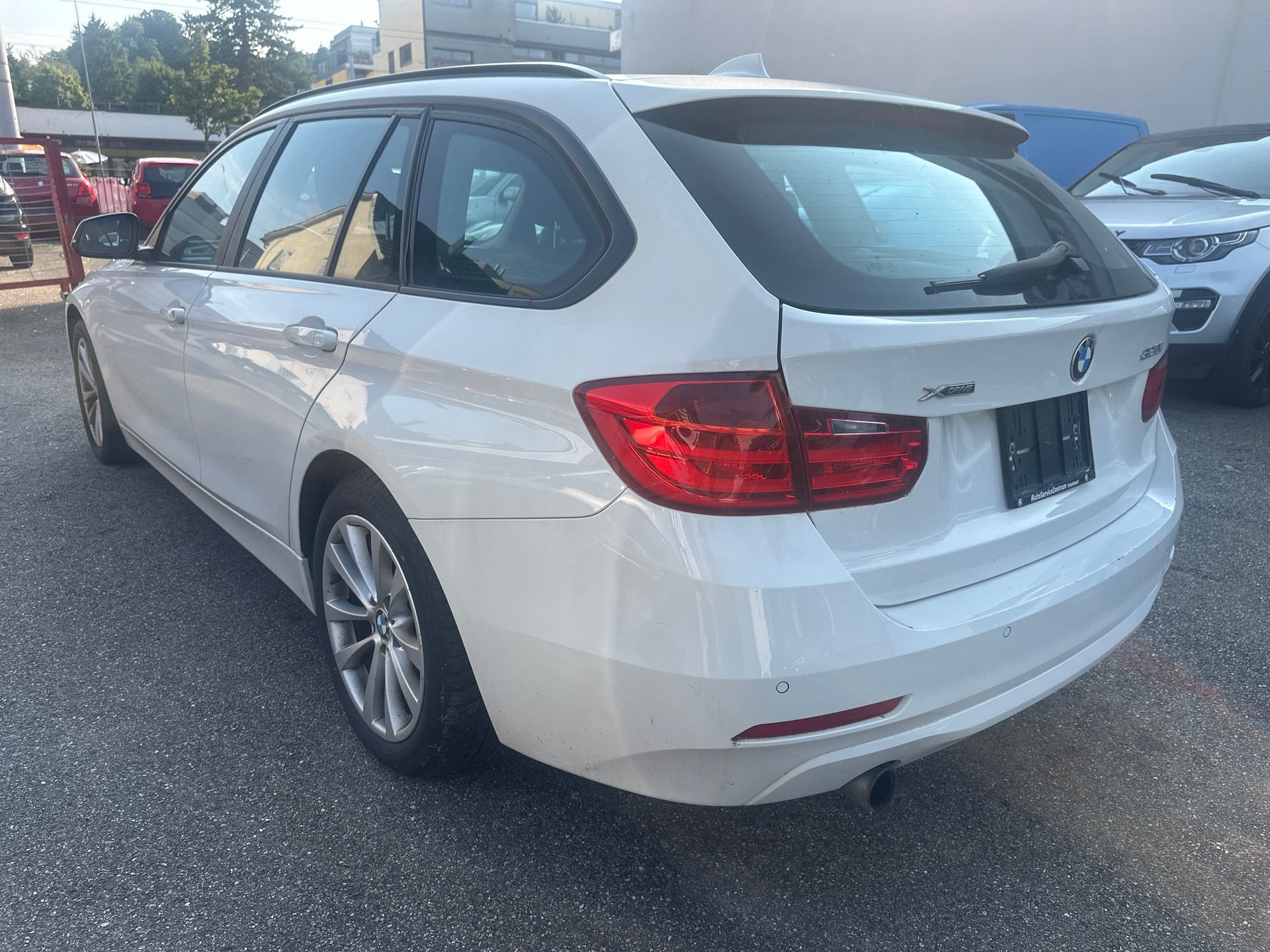 BMW 320i xDrive Touring-image-4