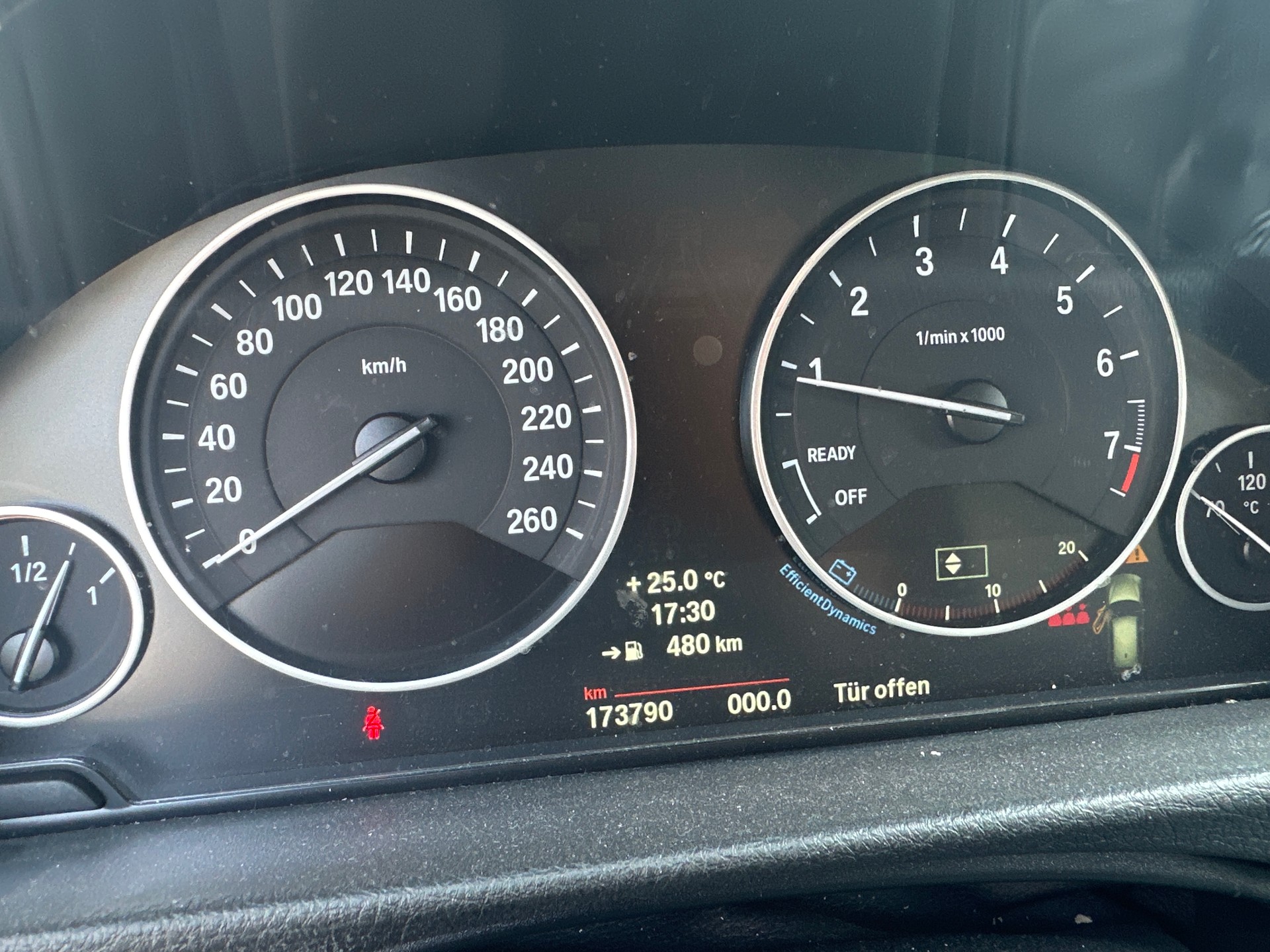 BMW 320i xDrive Touring-image-15
