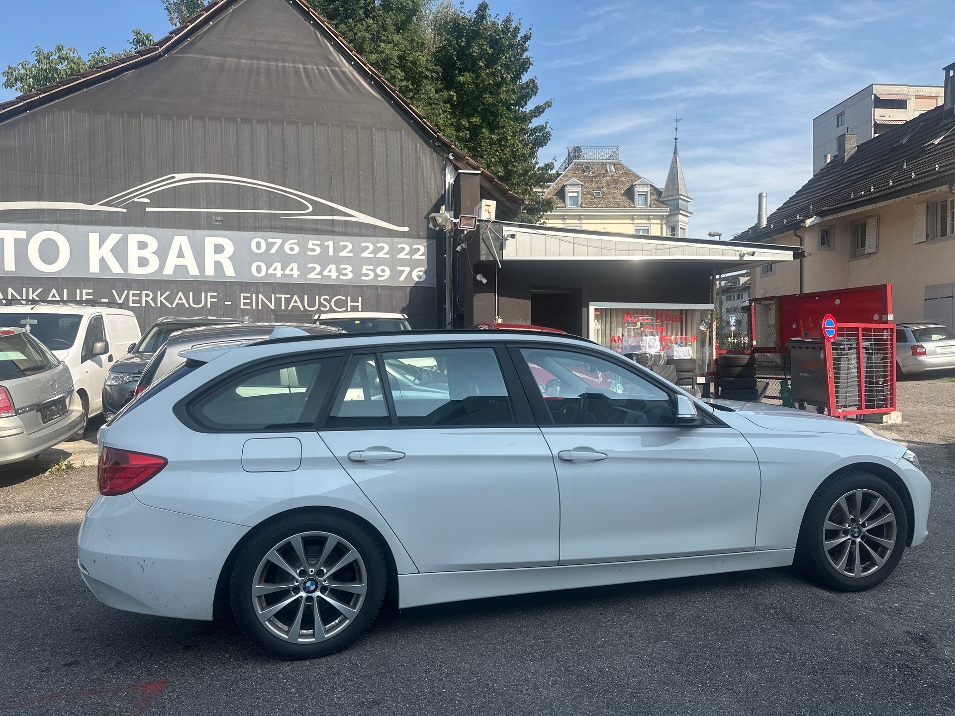 BMW 320i xDrive Touring-image-7
