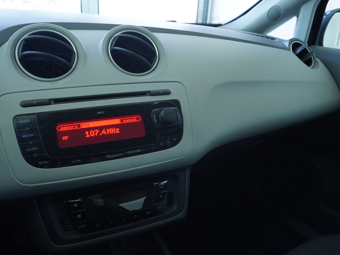 SEAT Ibiza 1.4 Style-image-9