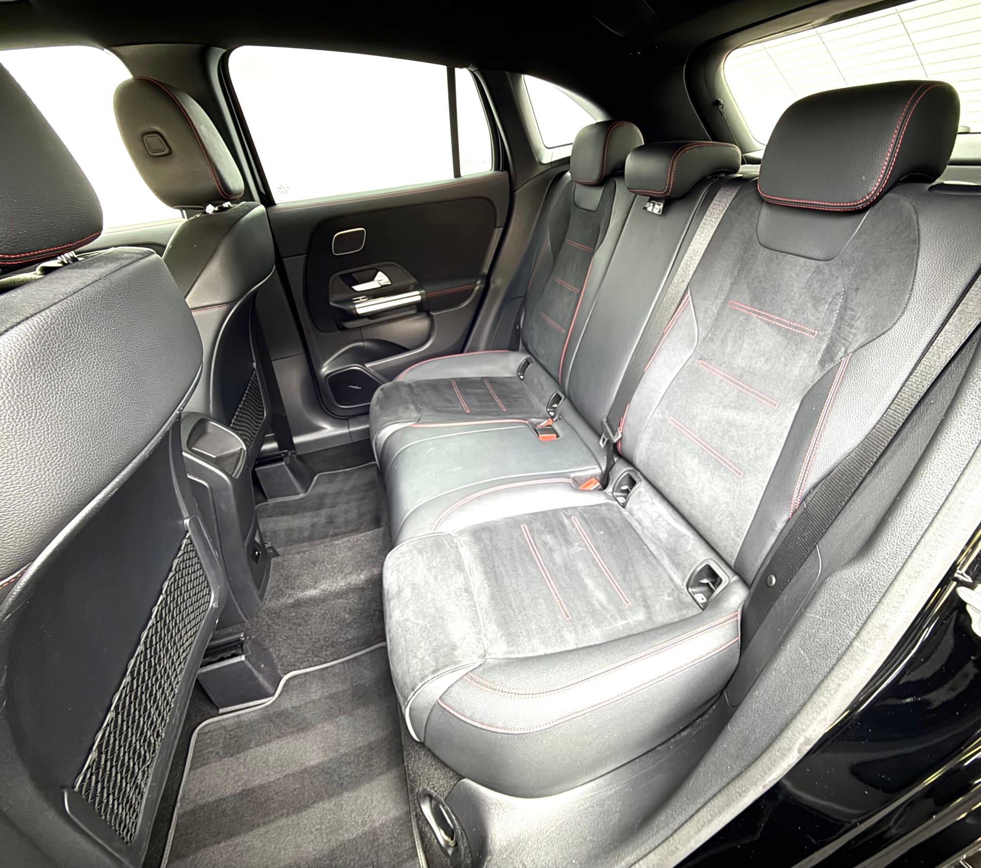 MERCEDES-BENZ GLA 200d AMG Line 8G-DCT-image-16
