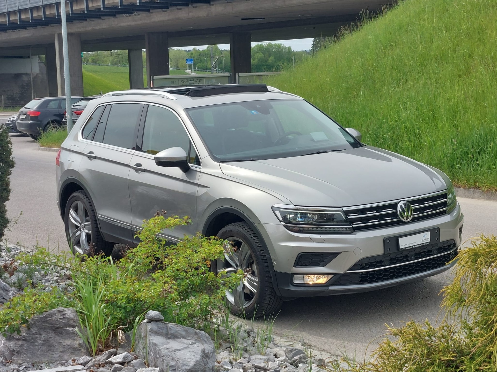 VW Tiguan 2.0TSI Highline 4Motion DSG-showroom-element-1