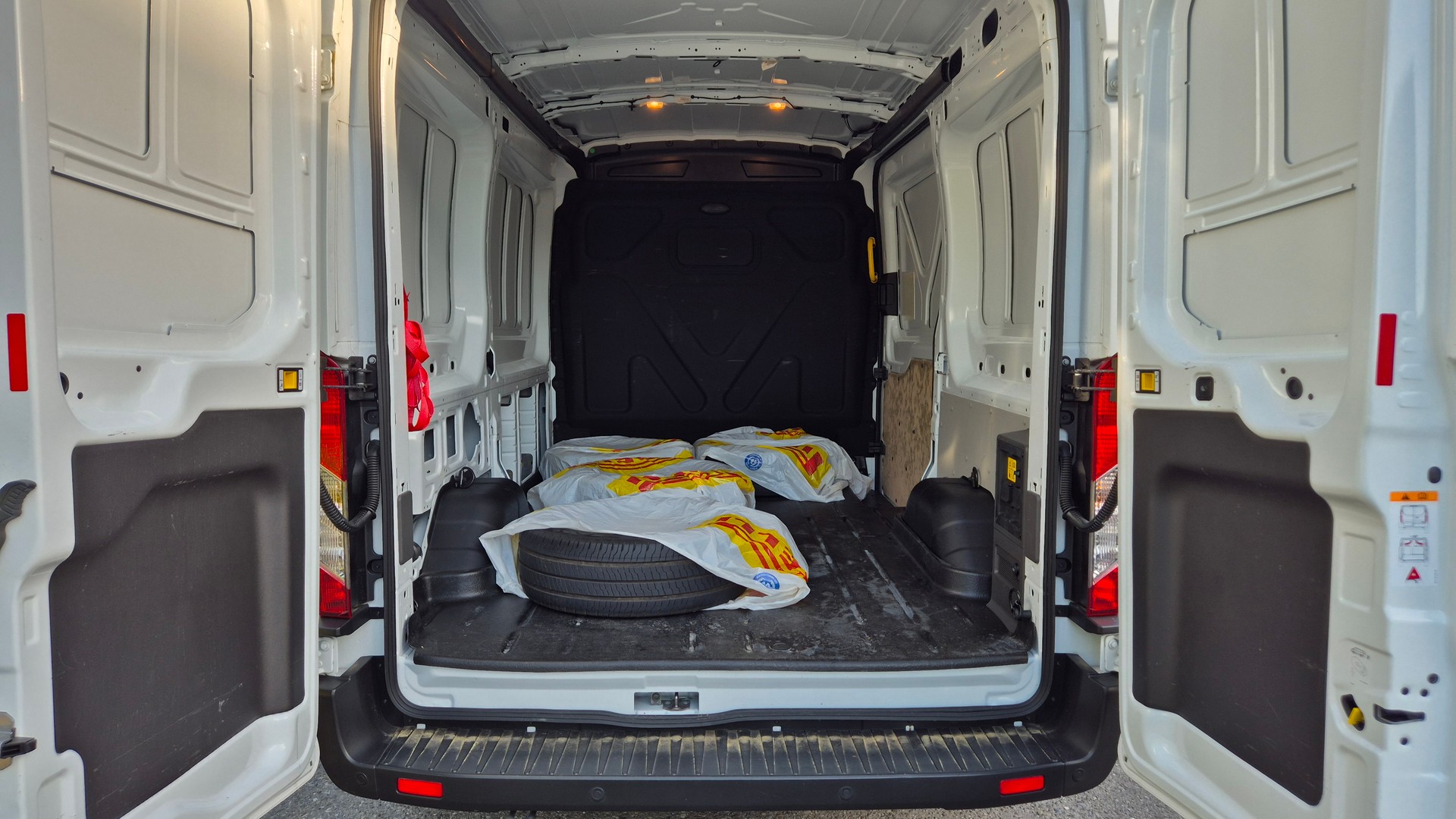 FORD E-Transit Van 350 L2 Trend RWD 68kWh-image-10