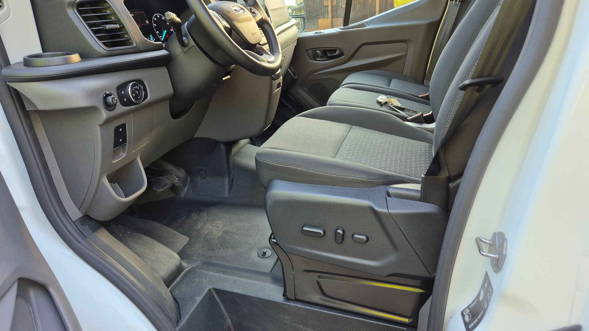 FORD E-Transit Van 350 L2 Trend RWD 68kWh-image-11