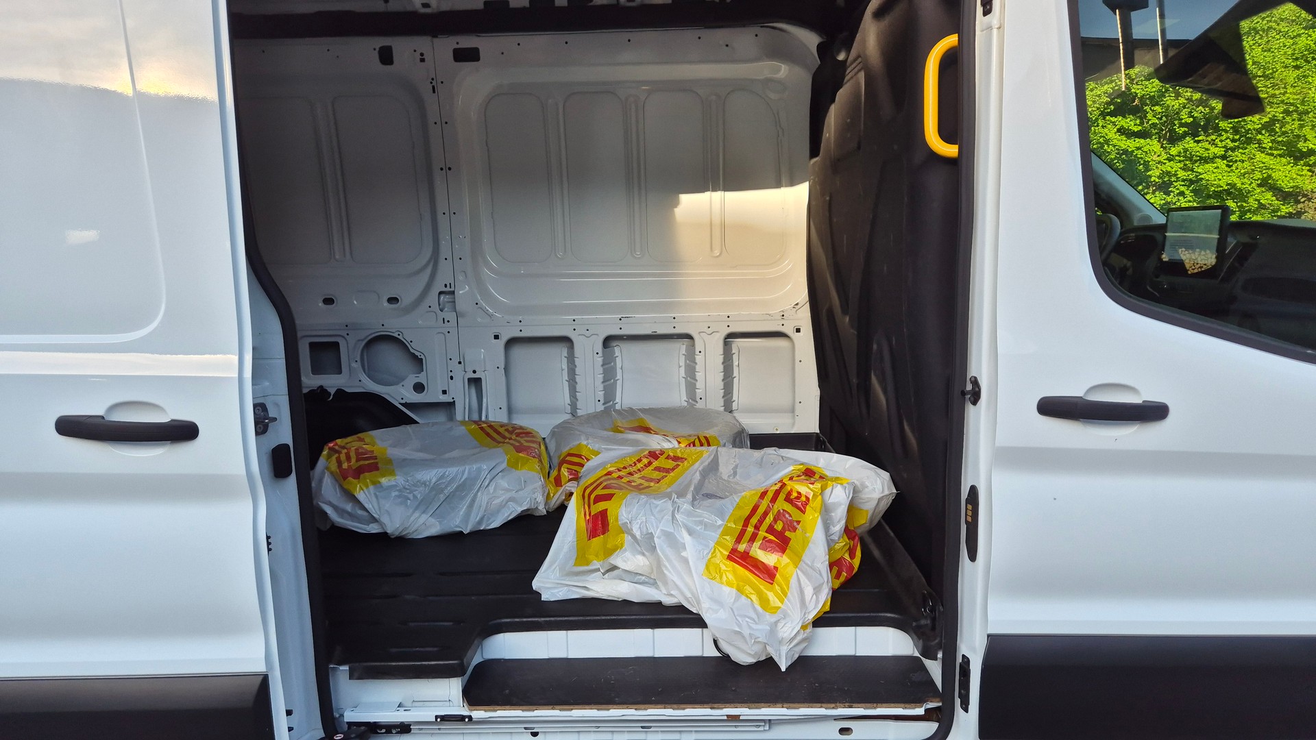 FORD E-Transit Van 350 L2 Trend RWD 68kWh-image-8