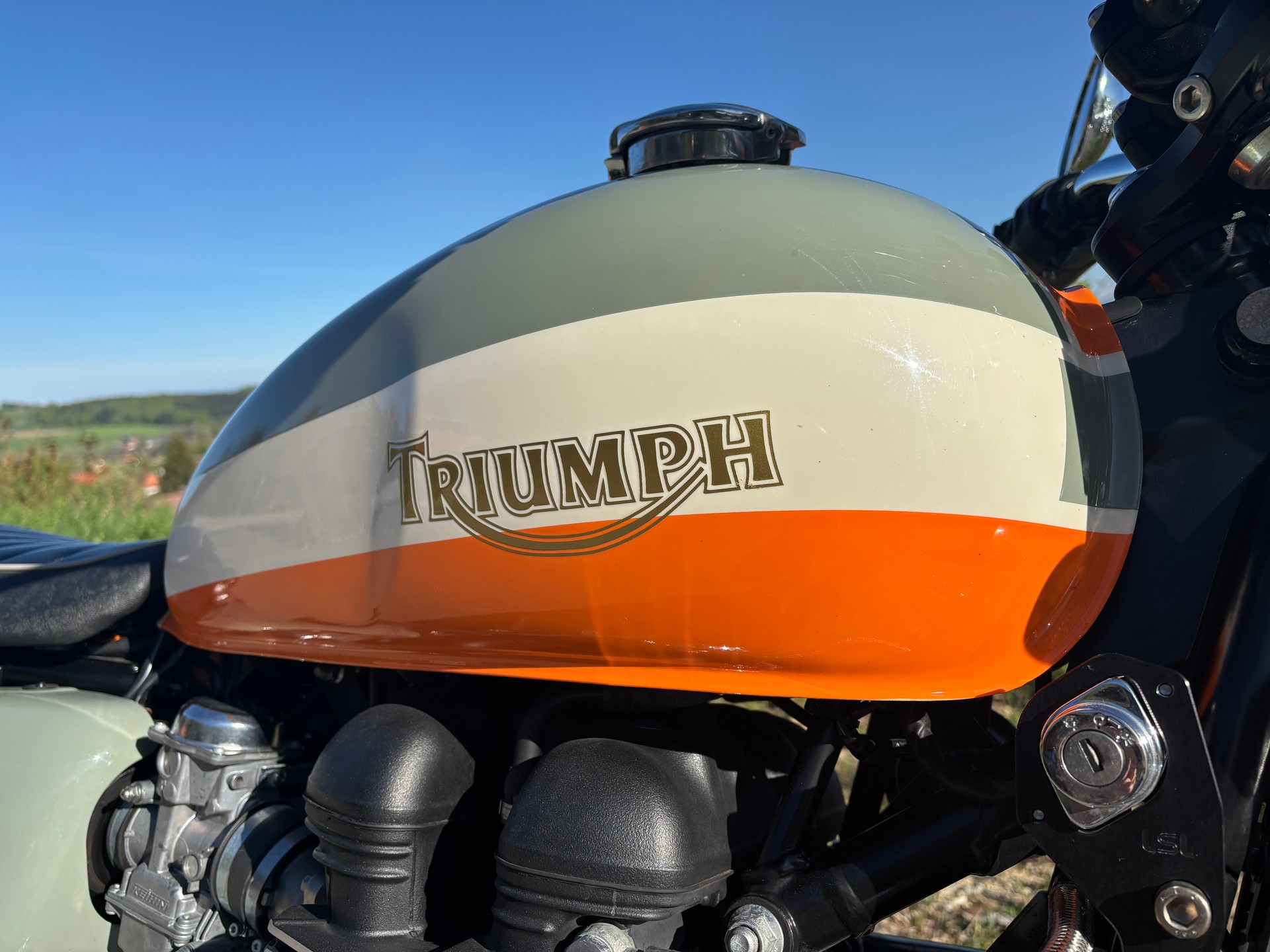 TRIUMPH Bonneville 900 i T 100-image-2