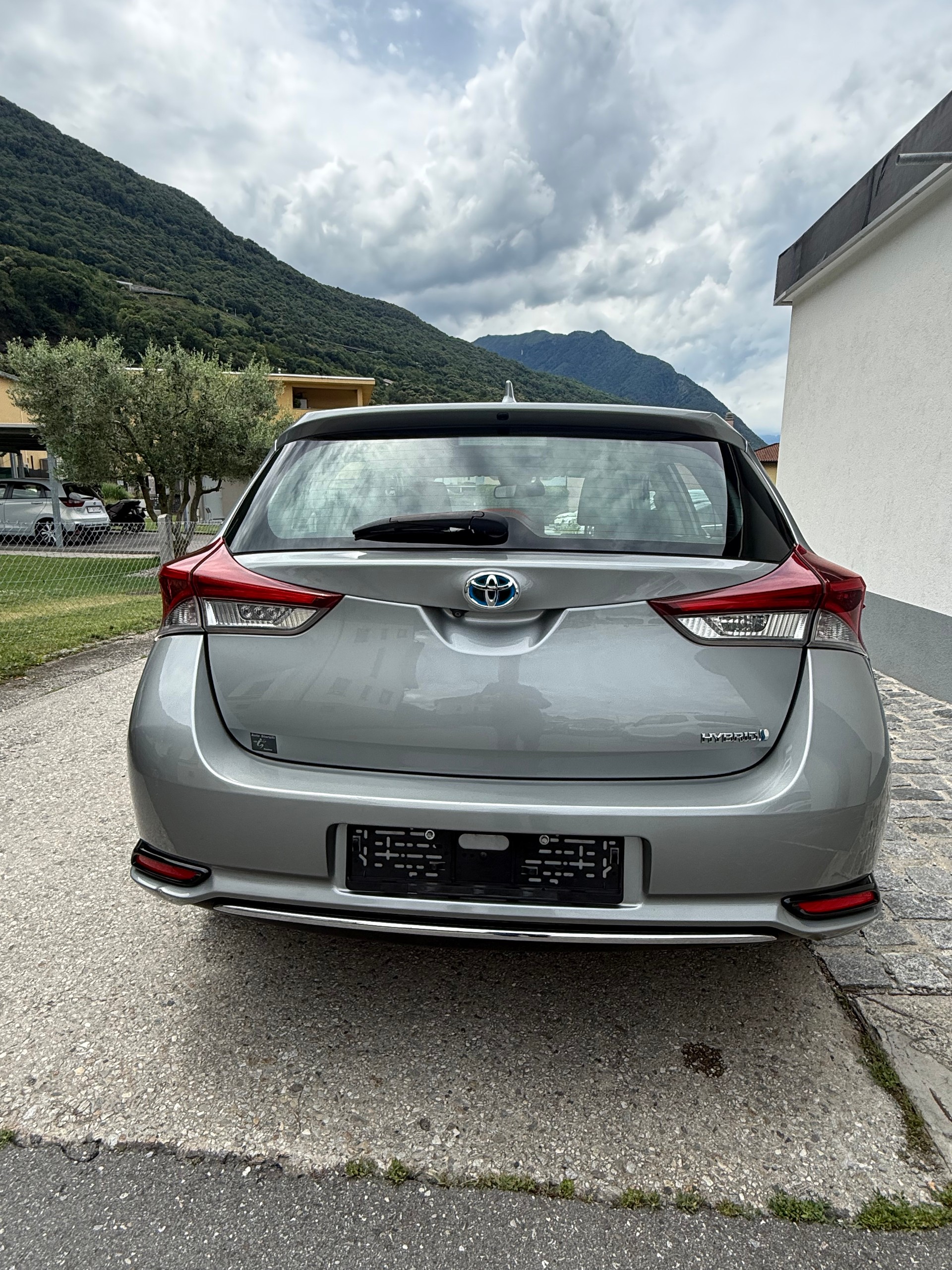 TOYOTA Auris 1.8 HSD Trend e-CVT-image-8