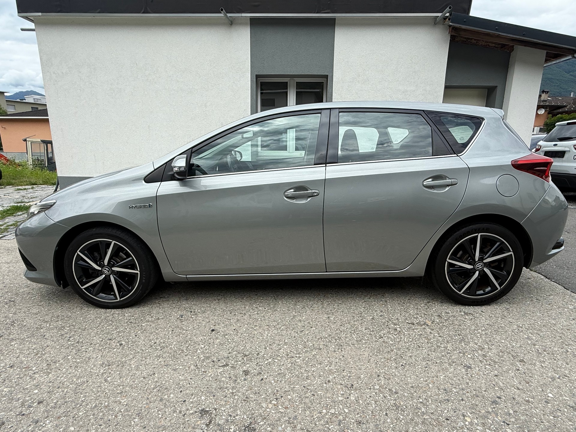 TOYOTA Auris 1.8 HSD Trend e-CVT-image-4