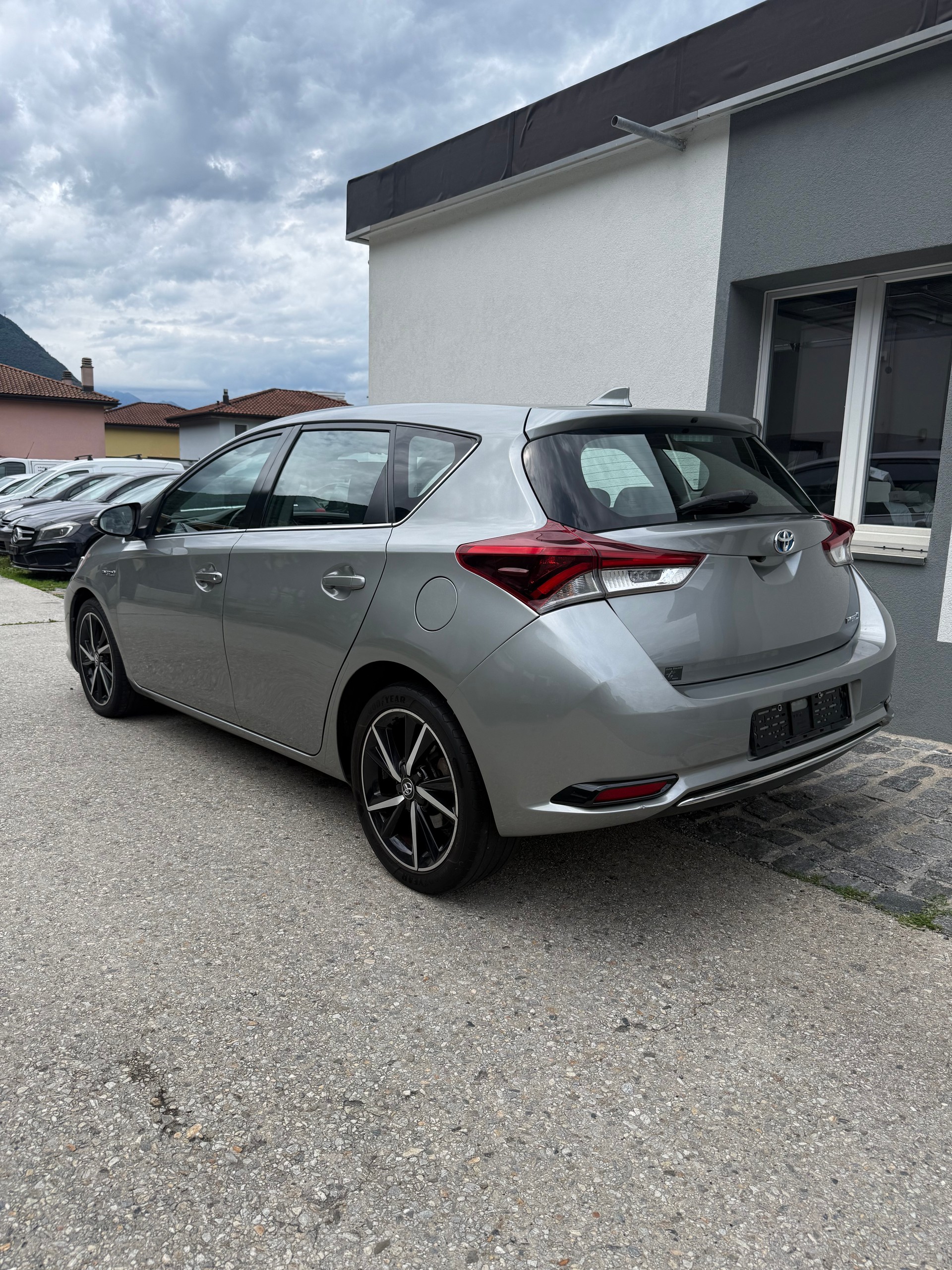 TOYOTA Auris 1.8 HSD Trend e-CVT-image-6
