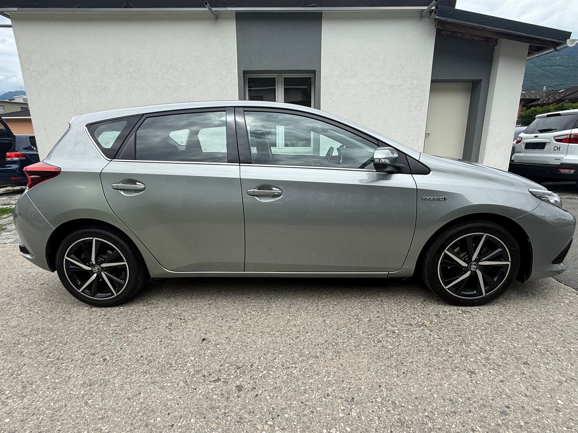 TOYOTA Auris 1.8 HSD Trend e-CVT-image-5